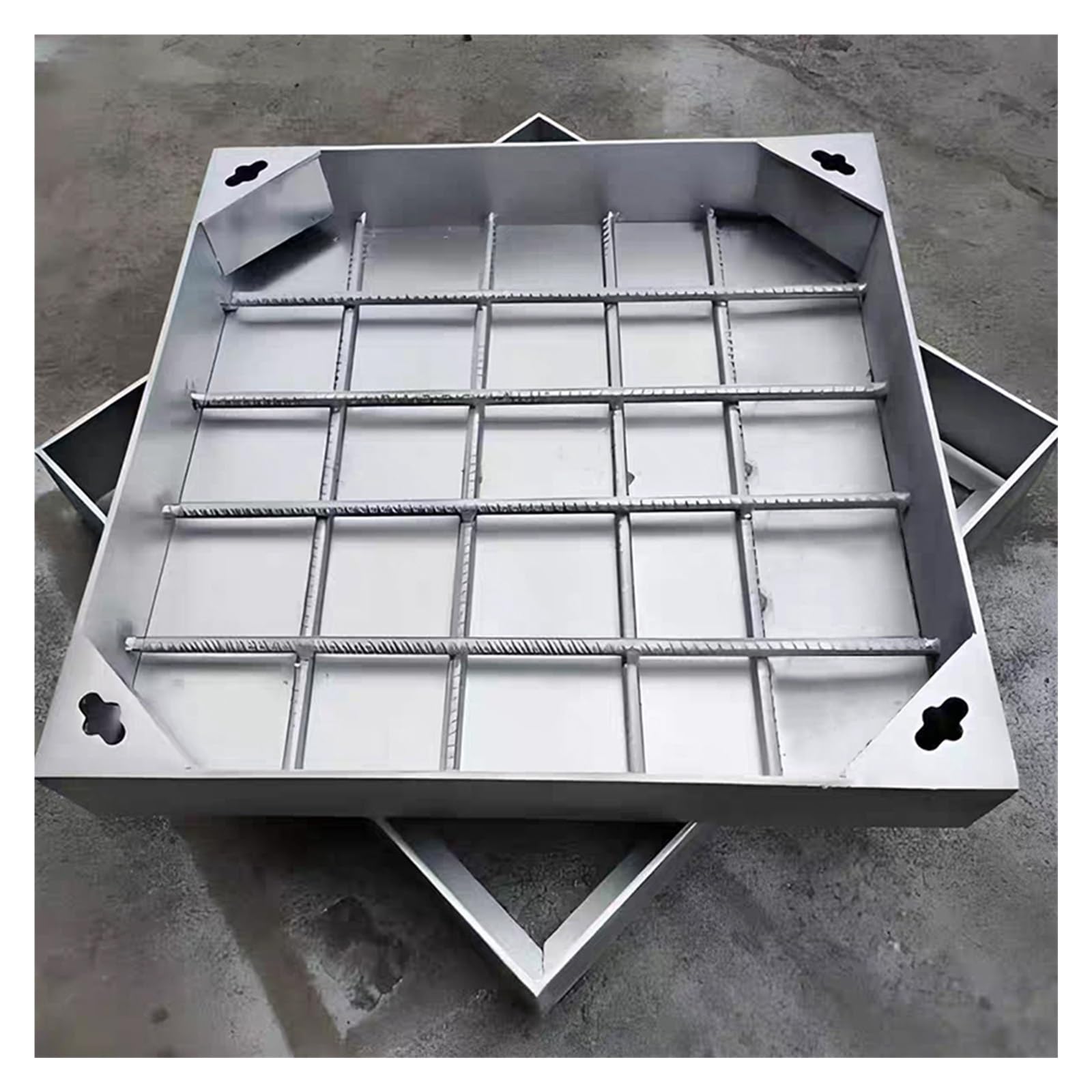 Couvercle de regard encastré 30x30 robuste pour le passage de voiture en parking