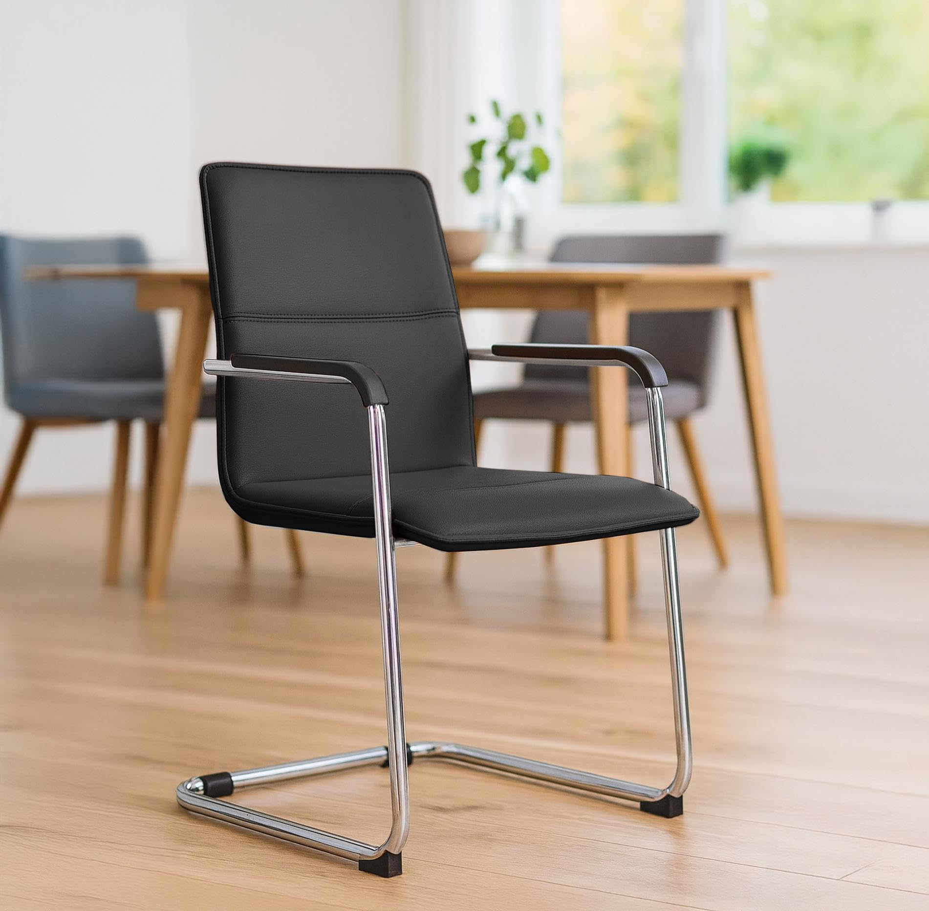 CLP Sillas Cantilever Juego de 2 con Reposabrazos Seattle, Sillas de Comedor Modernas Tapizadas con Cuero Sintético, Negro