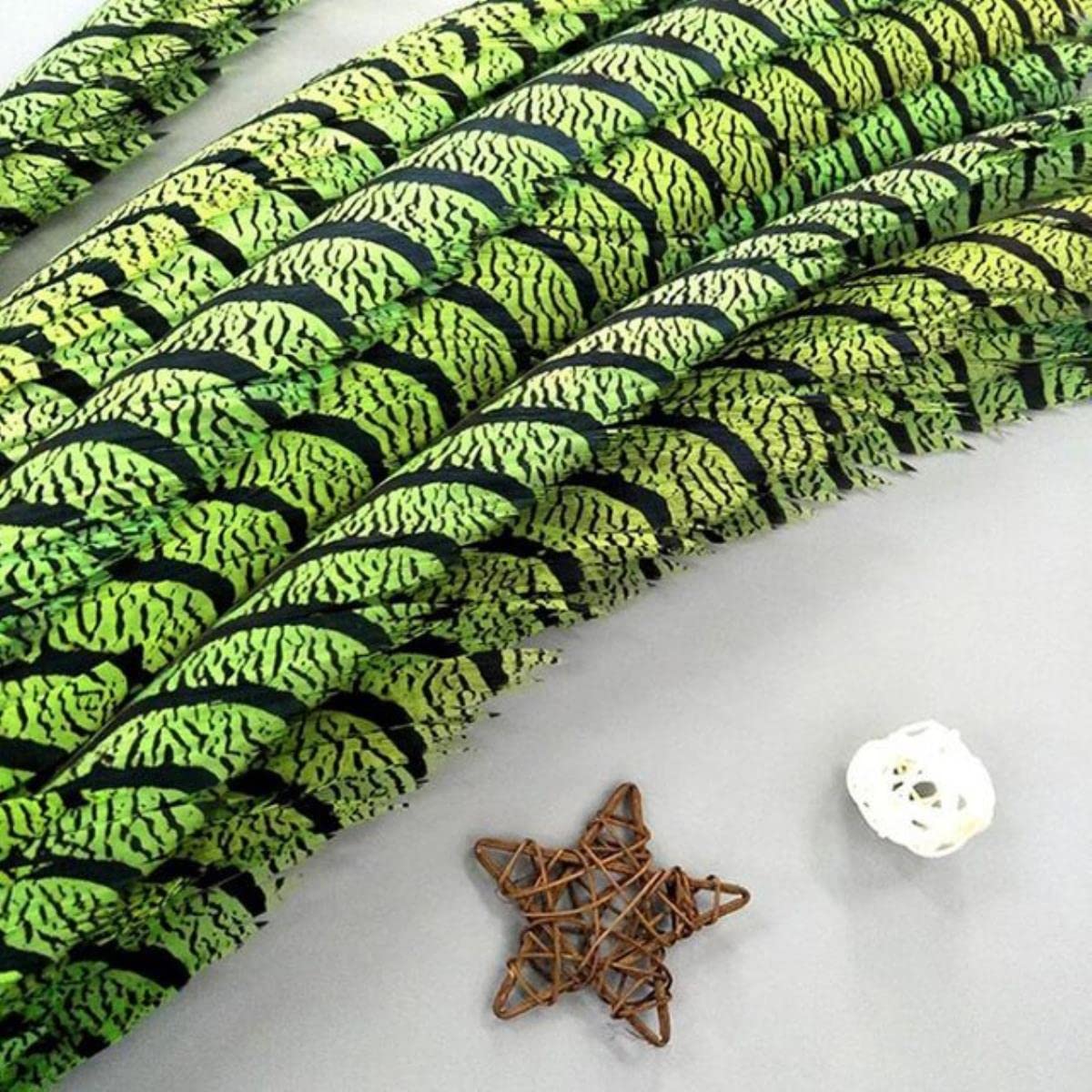 Plumes de queue artisanales 80-90cm en vert fruit, la qualité supérieure pour mode et DIY