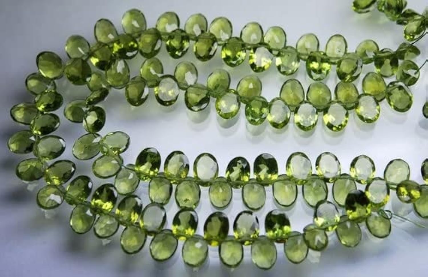 Péridot facetté ovale 7mm : créez vos propres bijoux d'été lumineux