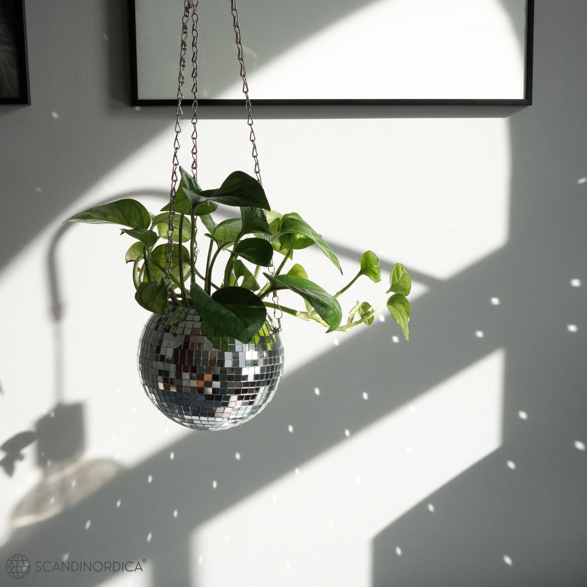 SCANDINORDICA Jardinière Boule Disco – Pot de Fleurs Boule à facettes avec chaîne et Corde en macramé, Boule a Facette, Cadeaux Femmes | Décoration d’intérieur – 15 cm Argent