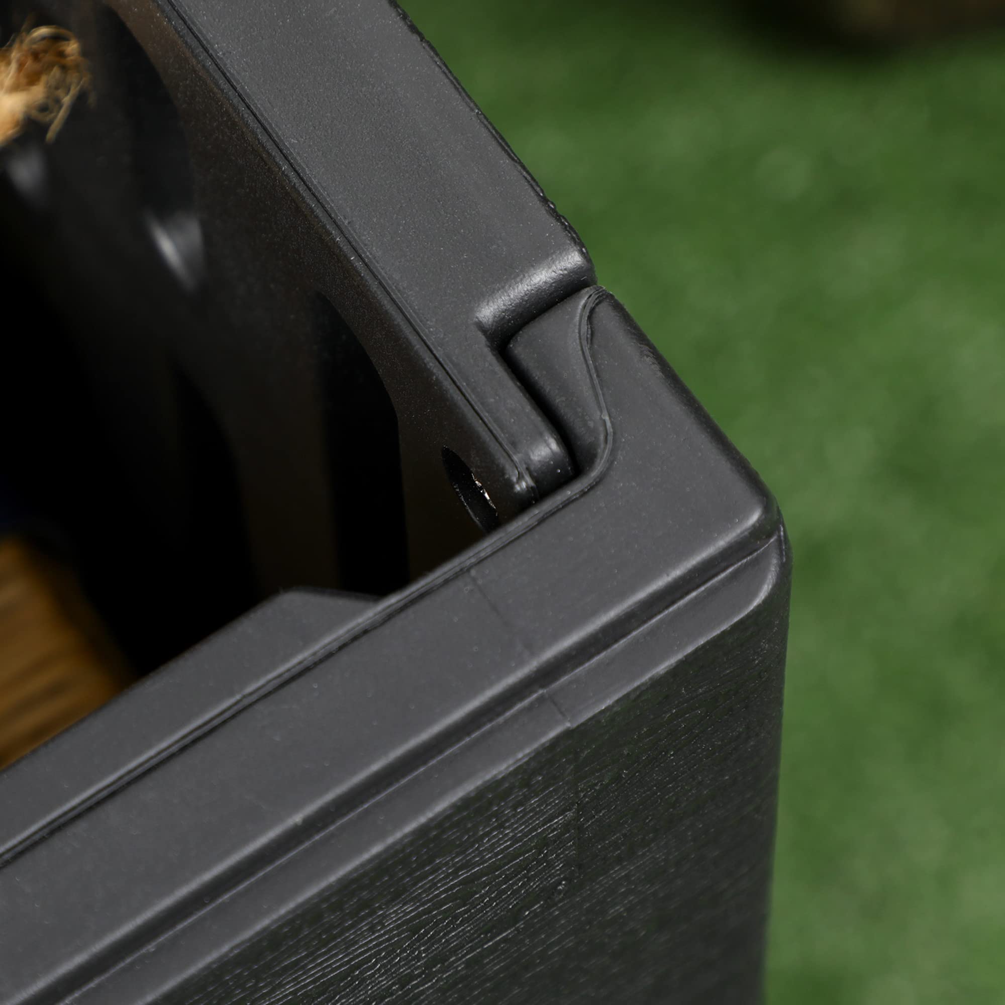 Outsunny Baule da Esterno da 366L Effetto Legno con Coperchio a Doppia Leva, 2 Maniglie e 2 Rotelle, Cassapanca Contenitore da Esterno in Plastica, 122.4x62x64.5 cm, Nero