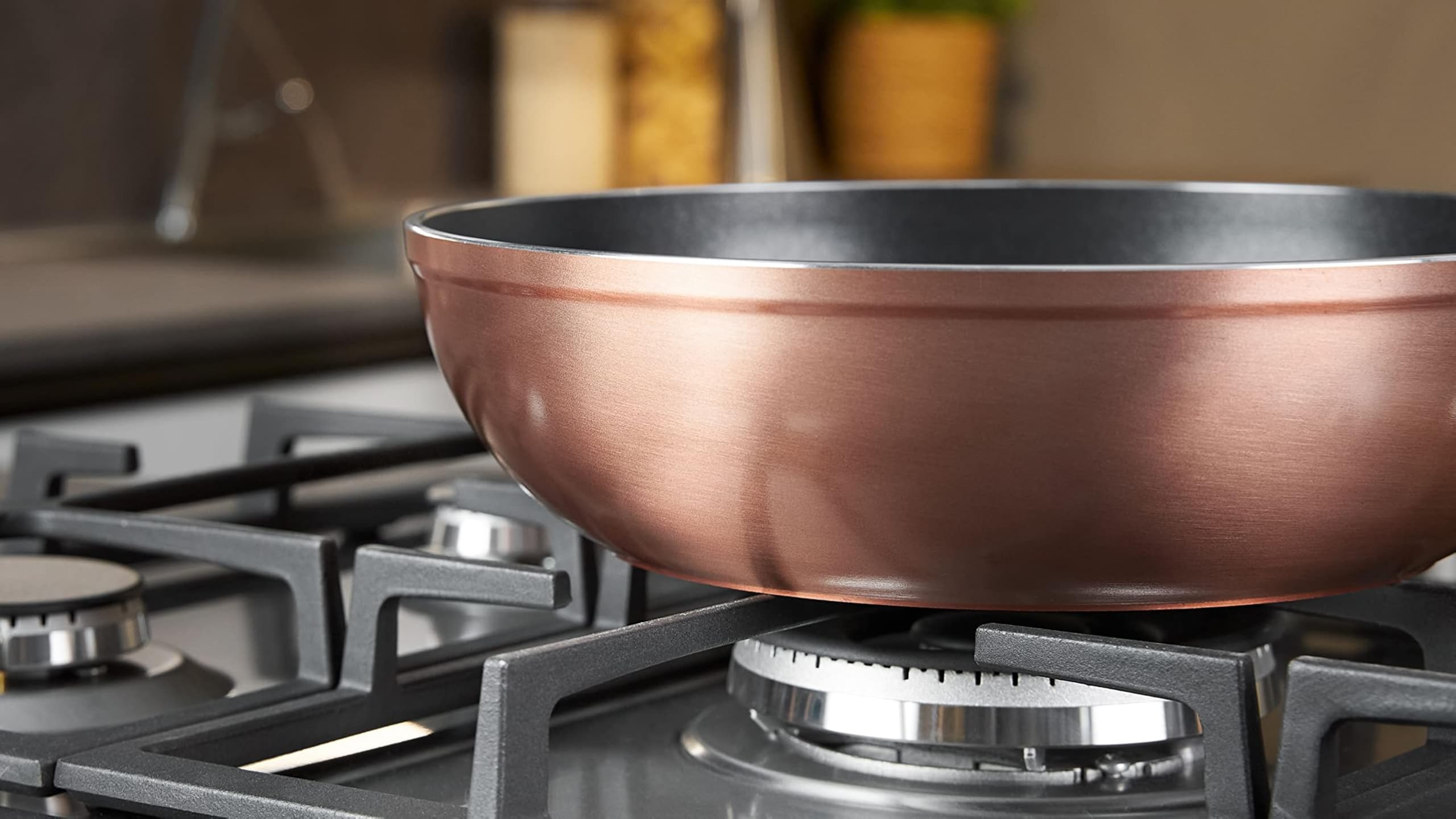 Lagostina Ramata Padella Antiaderente in Alluminio Ø 28 cm con Esterno Effetto Rame, Pentola Gas e Forno, Rivestimento Titanium Easy, Manico Ergonomico in Bakelite (induzione esclusa)