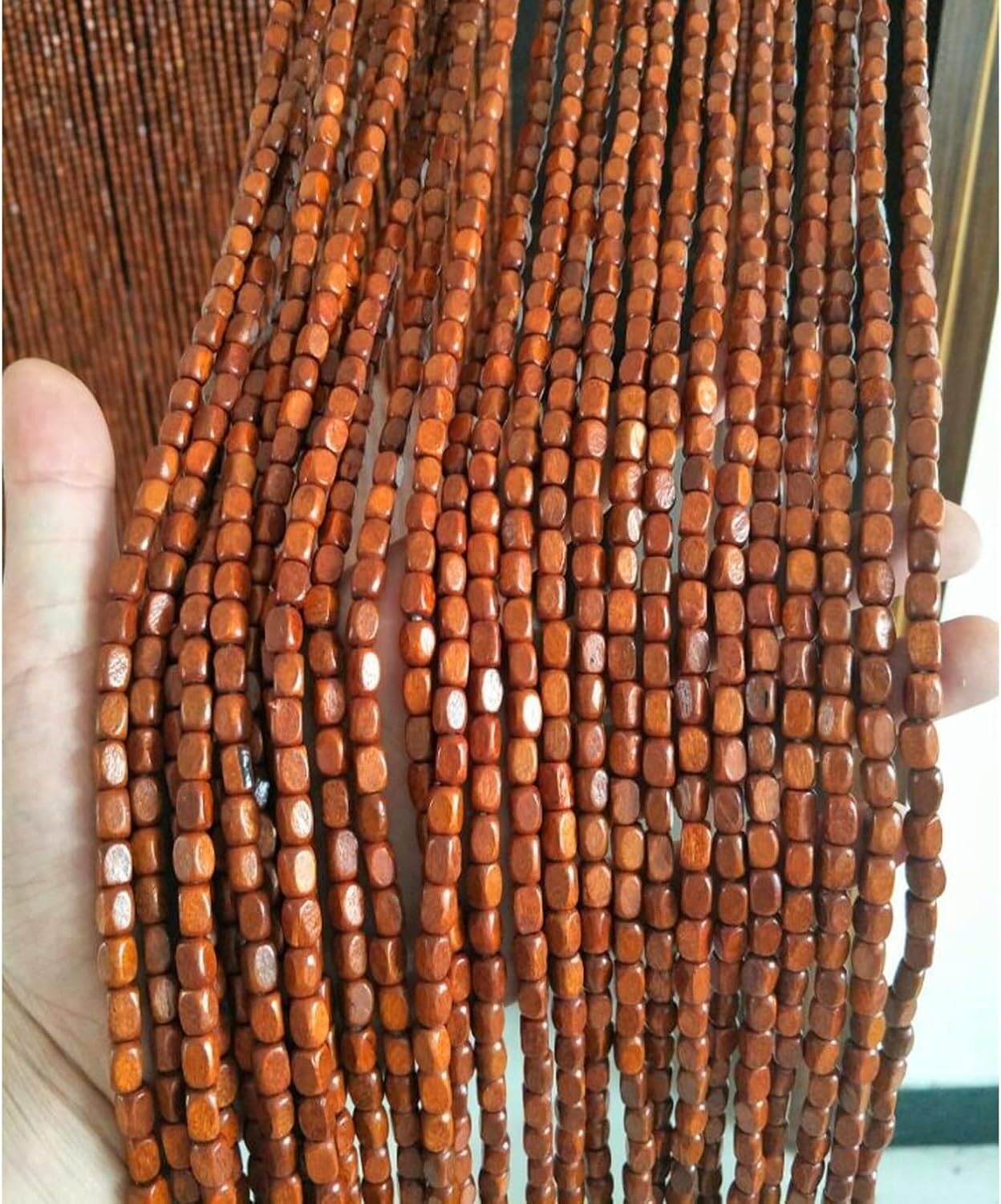 Rideau de perles en bois pour stopper les insectes et ventiler vos portes de cuisine en été