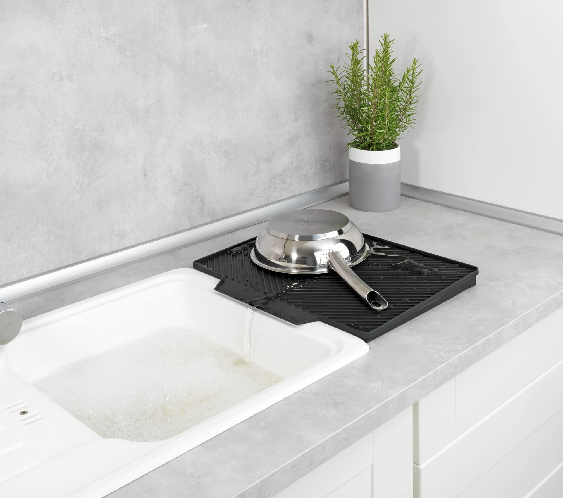 WENKO Tappetino Scolapiatti Nelia Con Griglia, Superficie Inclinata per Deflusso Ottimale Dell'acqua, in Plastica e Metallo, (L x A x P): 34 x 24 x 40 cm, Nero
