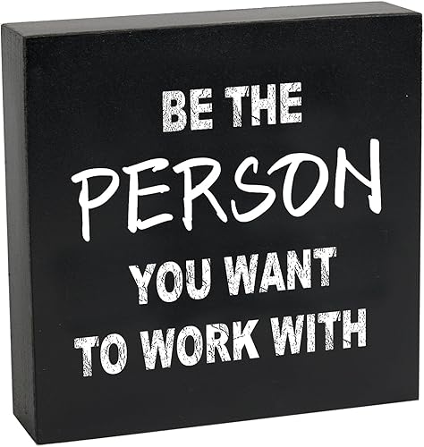 Letrero de madera con texto en inglés Be the Person You Want To Work With Wood, recordatorio positivo inspirador, decoración de pared para