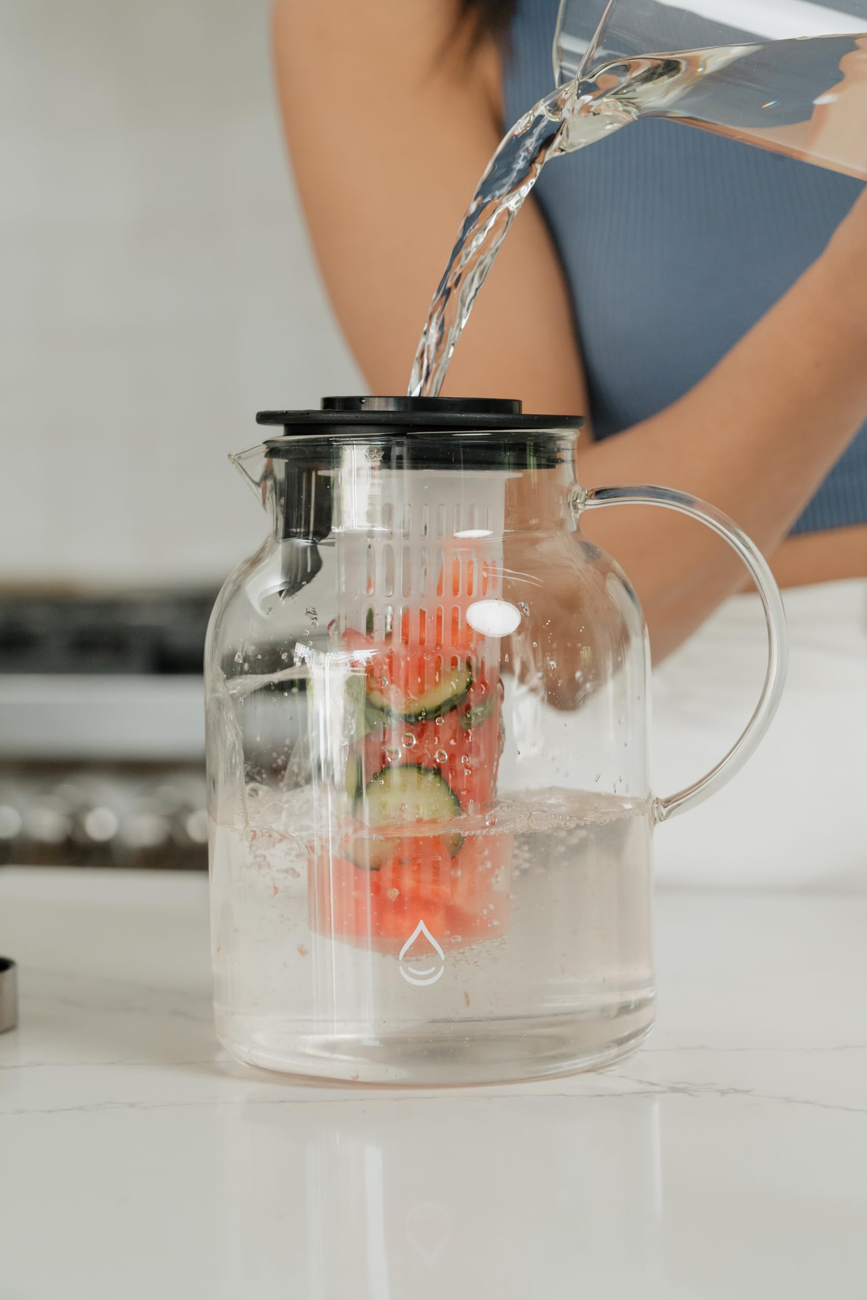 Jarra de agua con infusor de frutas de vidrio, resistente al calor para uso frío/caliente, gran jarra de té helado | Colección Tranquil, 2 cuartos de galón 5