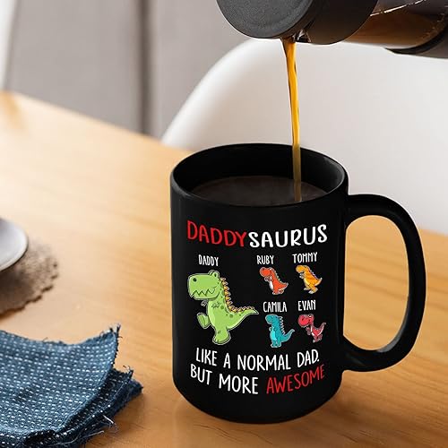 Miniatura 4 de Daddysaurus & 4 Kids - Taza de café negra de 11 15 onzas, con nombres personalizados para papá y niños, regalo para cumpleaños del día del padre,