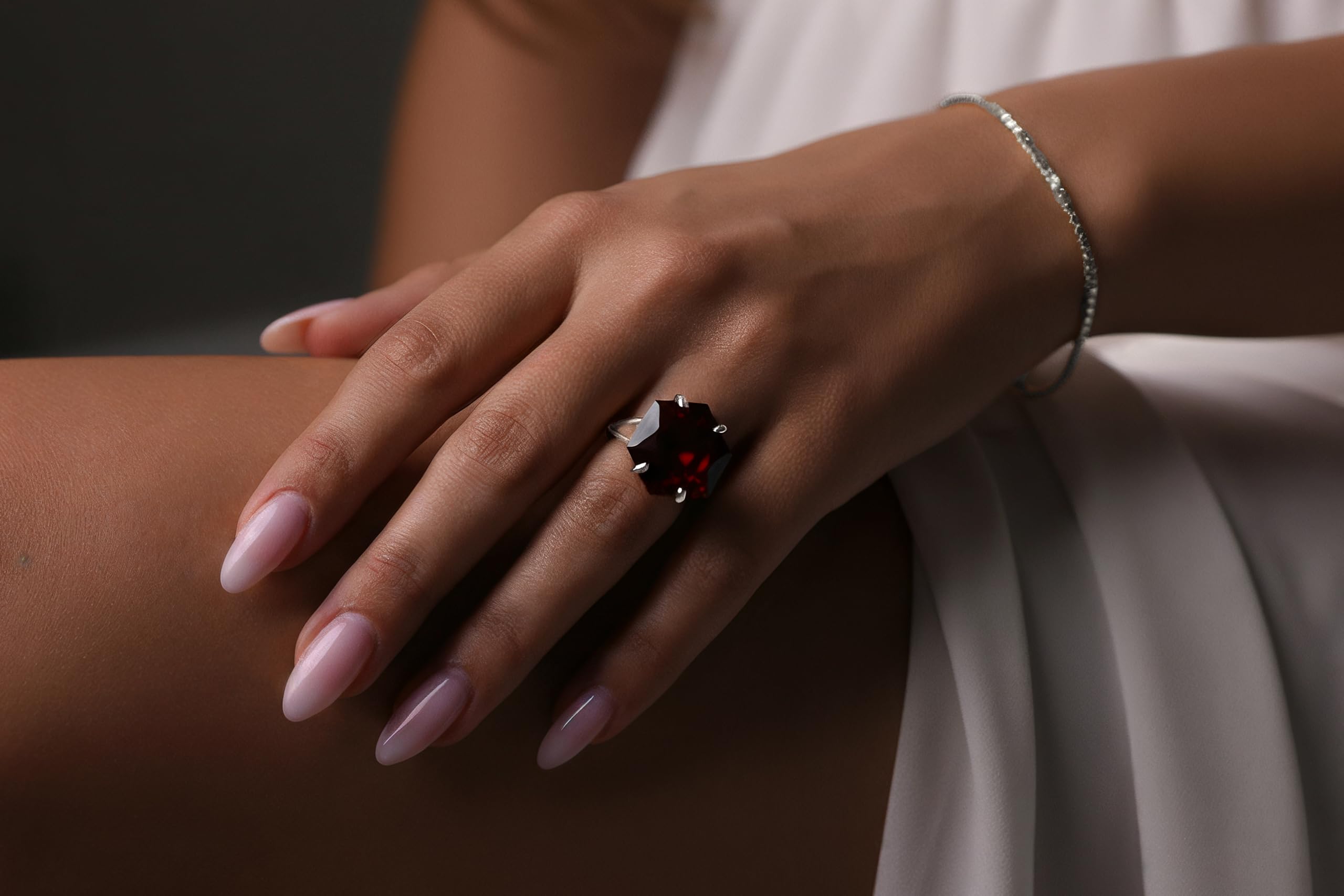 Vibrante Anillo de Granate en Oro - Anillo de Piedra Roja Personalizado - Anillo Geométrico de Moda, Anillo Vintage, Anillos de Piedra de Nacimiento, Anillo de Regalo para Mujeres - Personalizable