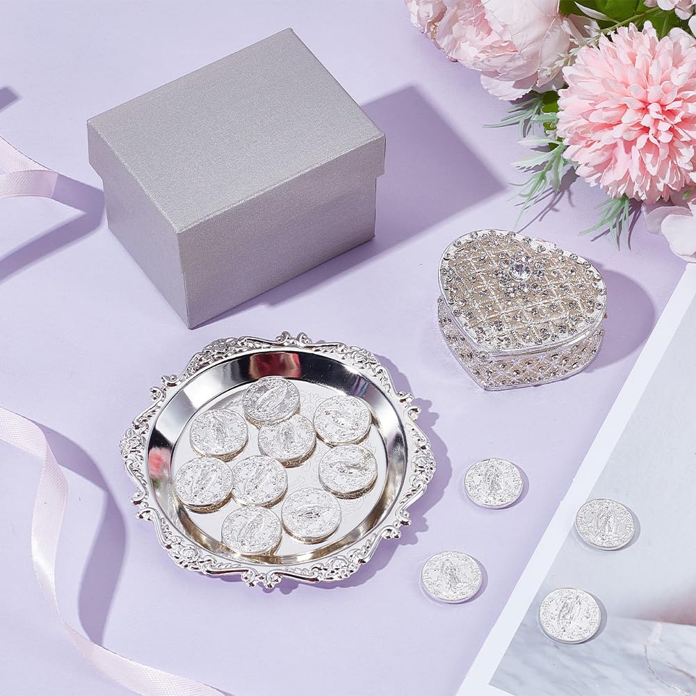 ORIGACH Juego de Moneda de Arras de Boda de Plata, Arras de Boda Cristiana, Caja en Forma de Corazón con 13 Monedas de Jesús y Bandeja en Relieve, Accesorios de Boda para la Ceremonia