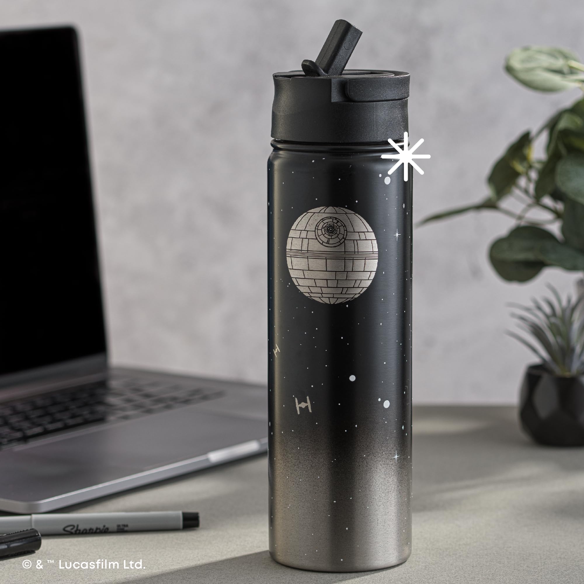 JoyJolt Botella de agua de acero inoxidable de 623.7 g con tapa con popote, sin BPA, para deportes y viajes, botella de agua aislada al vacío, colección Destination, botella de estrella de la muerte,