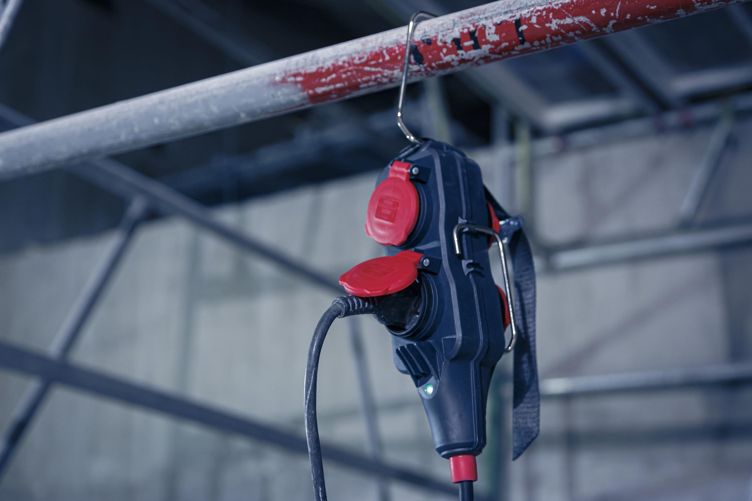 Brennenstuhl Professional Powerblock mit Verlängerungsleitung 4-Fach, 15m | Verteilersteckdose für den Baustelleneinsatz und ständiger Einsatz im Freien, IP54, Steckdosen in 45°-Anordnung