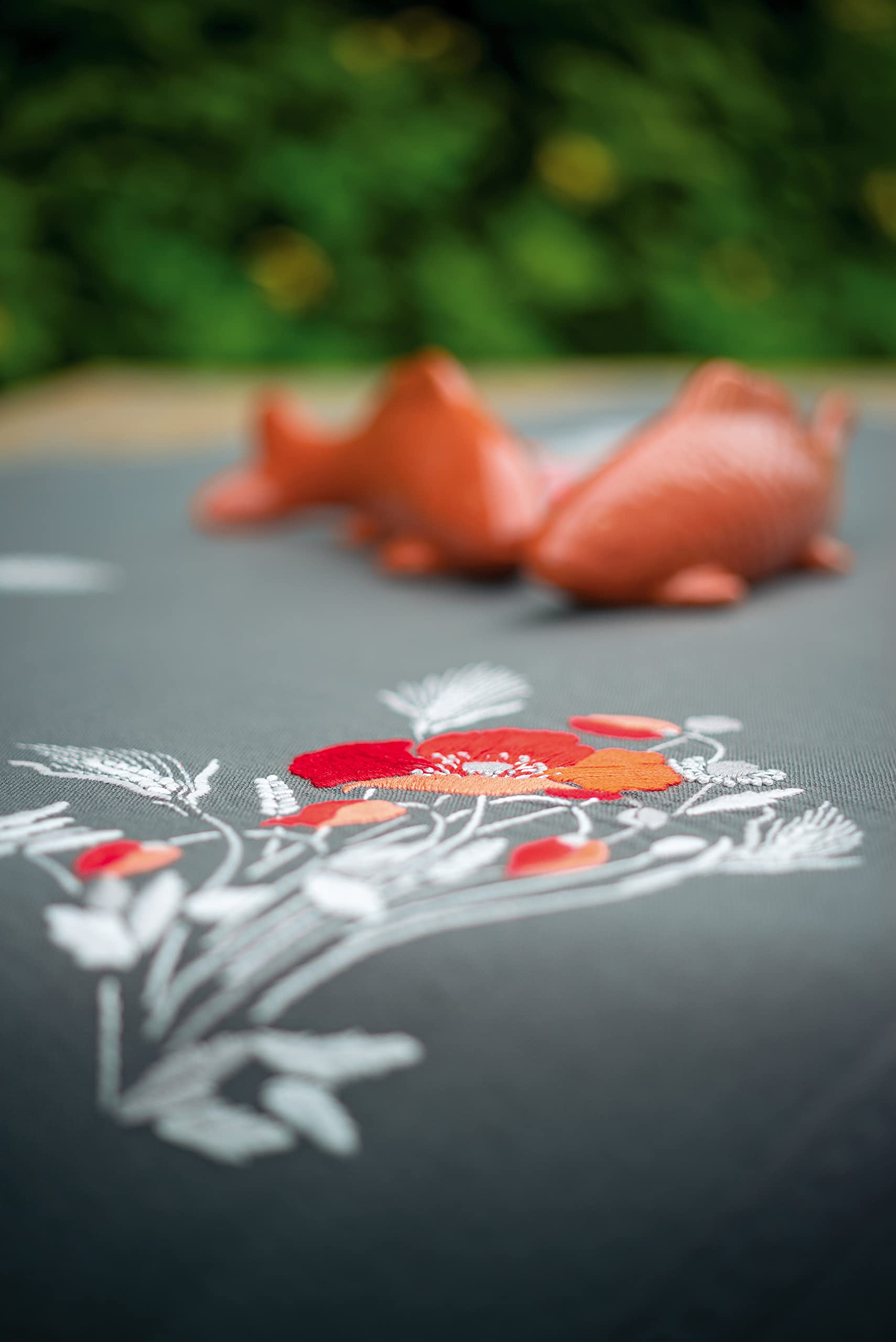 Vervaco Embroidery Kit Tablecloth Embroidery Set Adult Pre-Printed Poppies Embroidery Blankets Pre-Drawn Blanket Embroidery Kit Satin Stitch 80 x 80 cm Fabric for Embroidery Creative Gift