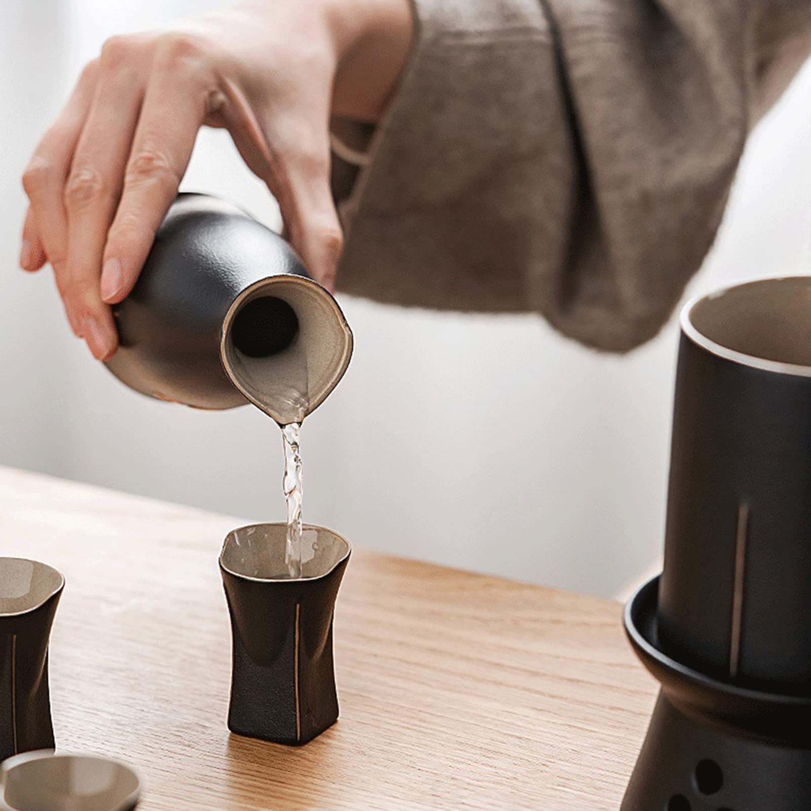 CUNTO Set da Sake da 9 Pezzi, Tradizionale Set di Tazze da Sake in Ceramica retrò, con pentola riscaldante e fornello per Candele, Design Elegante, miglior Regalo per Tazze di Famiglia e Amici