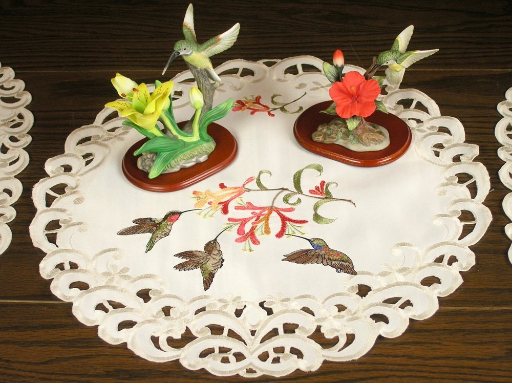 bestickt Spitzendeckchen oder Tisch-Sets mit Kolibris und Trumpet Vine Blumen auf Creme, 40,6 cm, maschinenwaschbar
