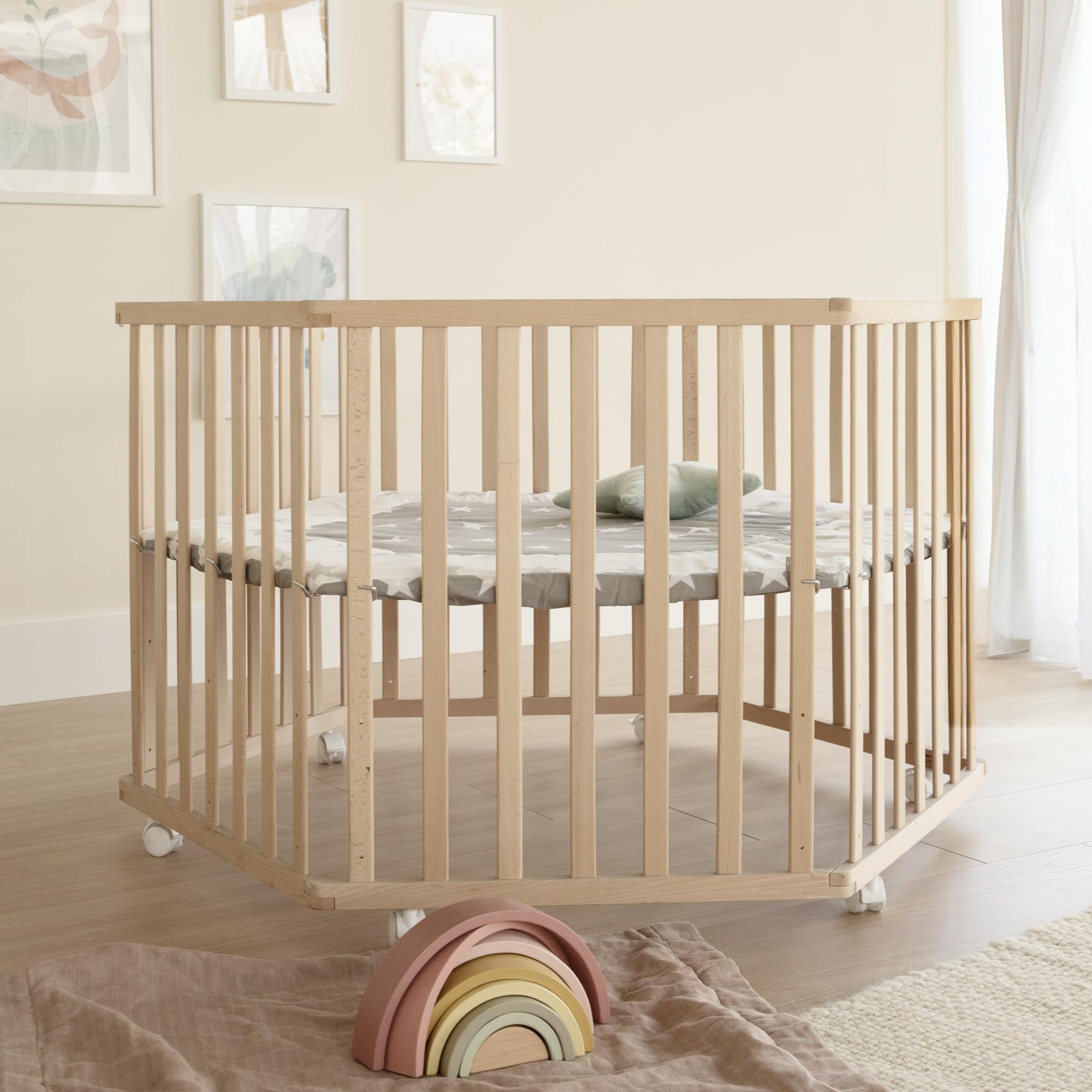 roba parc hexagonal avec tapis au design 'Little Stars' – bois massif de hêtre – parc réglable en hauteur sur 3 niveaux – mobile et sécurisé grâce aux roulettes freinées – bois naturel