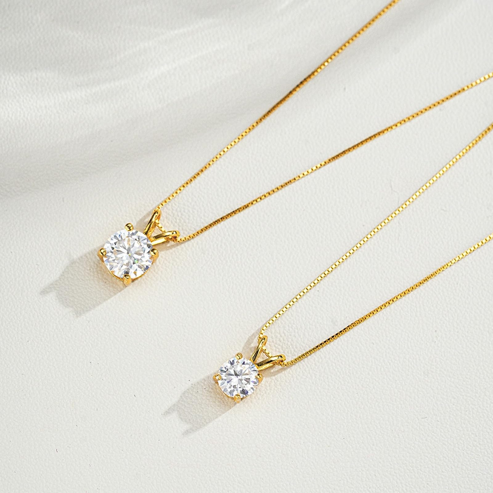 Wycian Statement - Collana in oro giallo da donna con moissanite bianca, collana solitaria minimalista a 4 denti con ciondolo, 45 cm