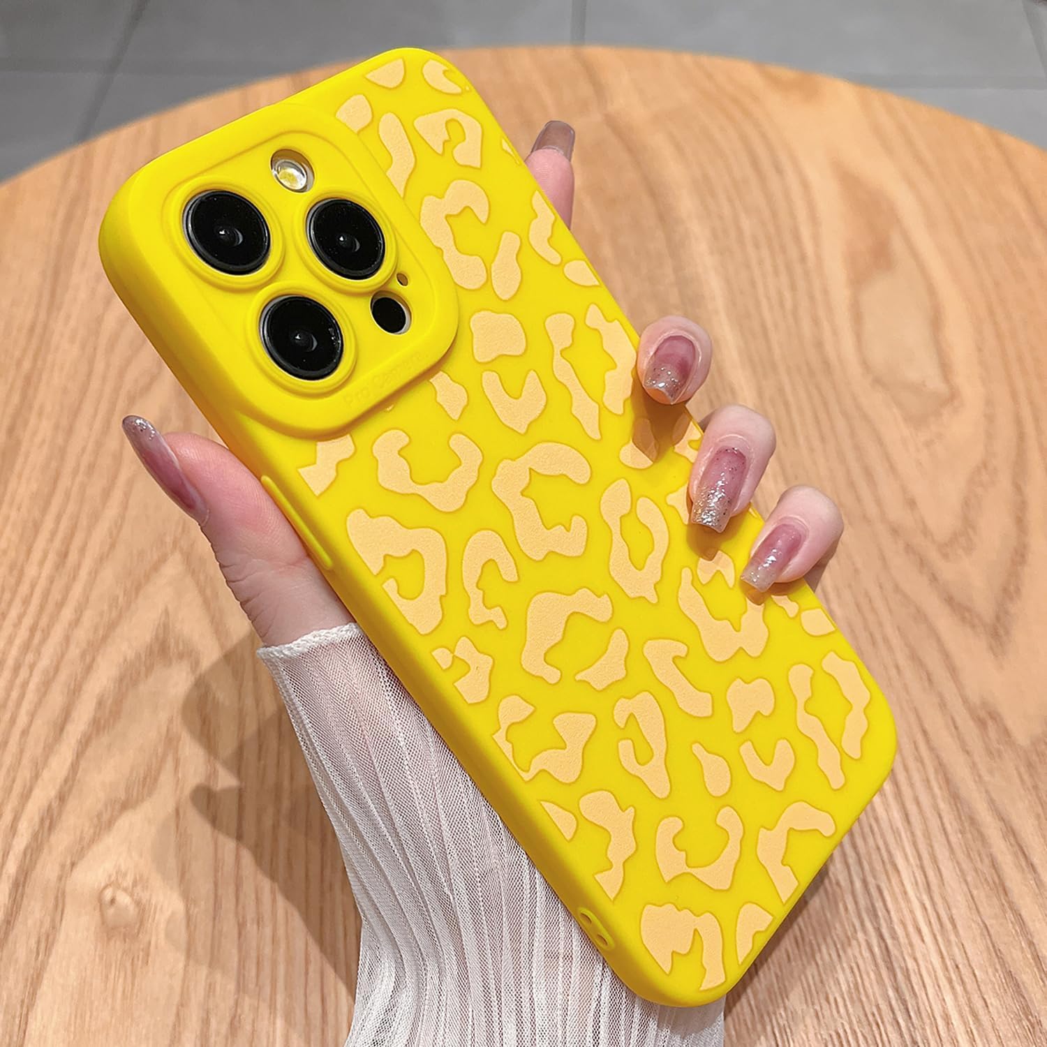 Coque iPhone 15 Pro Max léopard en silicone souple rose et jaune protectrice
