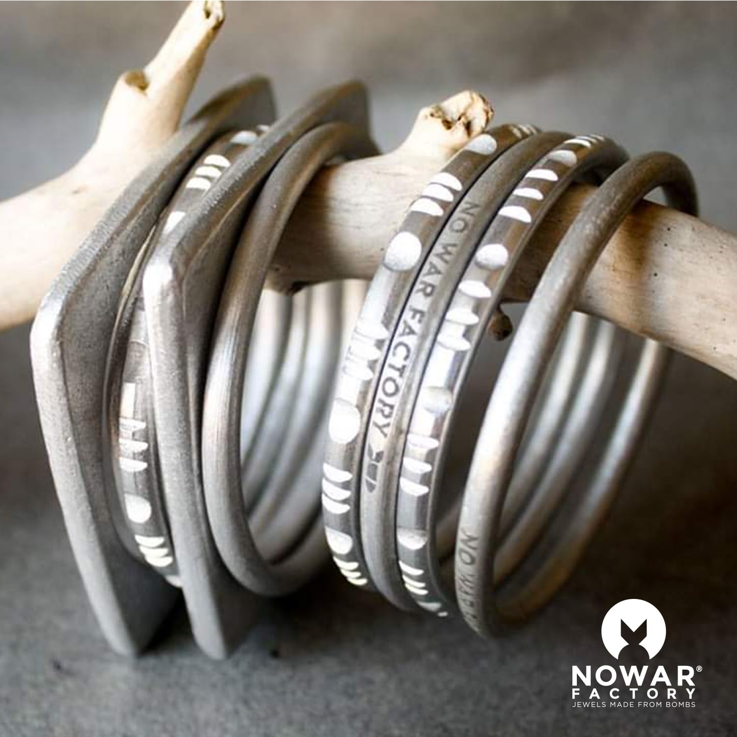 NOWAR FACTORY Set 3 Braccialetti Rigidi in Alluminio Riciclato, 2 Circolari con Incisione Artigianale, Cofanetto Regalo Etico, Fatto a Mano in Laos, Nichel Free