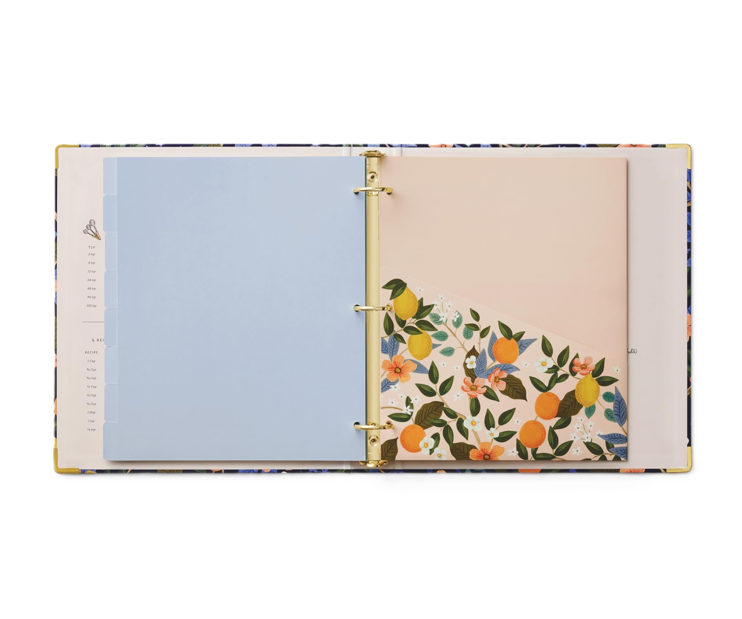 RIFLE PAPER CO. Raccoglitore per ricette Citrus Grove – 16 divisori a schede, 10 buste trasparenti per biglietti di ricette, 2,5 cm di stile a tre anelli, 21,5 cm di lunghezza x 24 cm di larghezza,