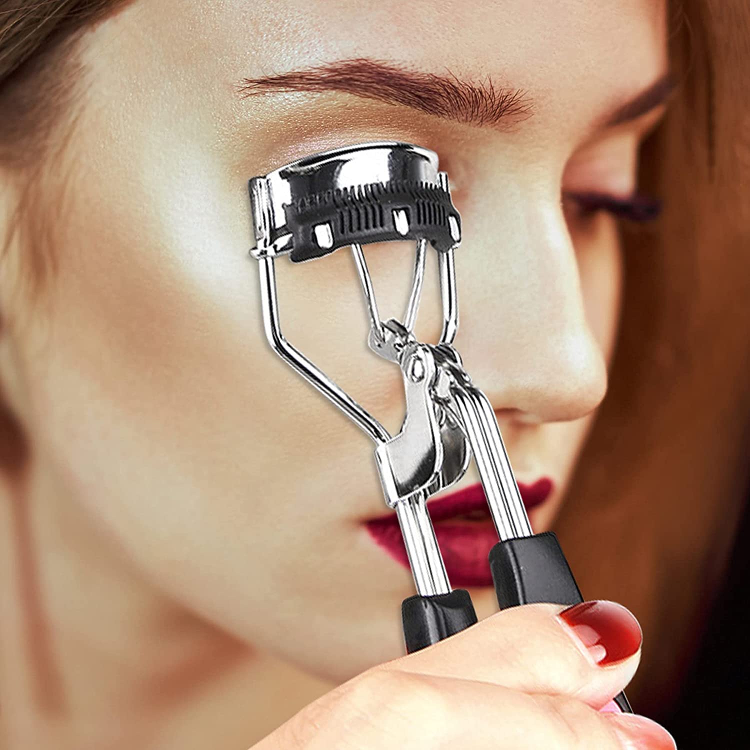 Rizador de pestañas de acero inoxidable con peine integrado, sin dolor, adecuado para cualquier forma y tamaño de ojos, con 5 almohadillas de repuesto de silicona (corazón negro y melocotón)