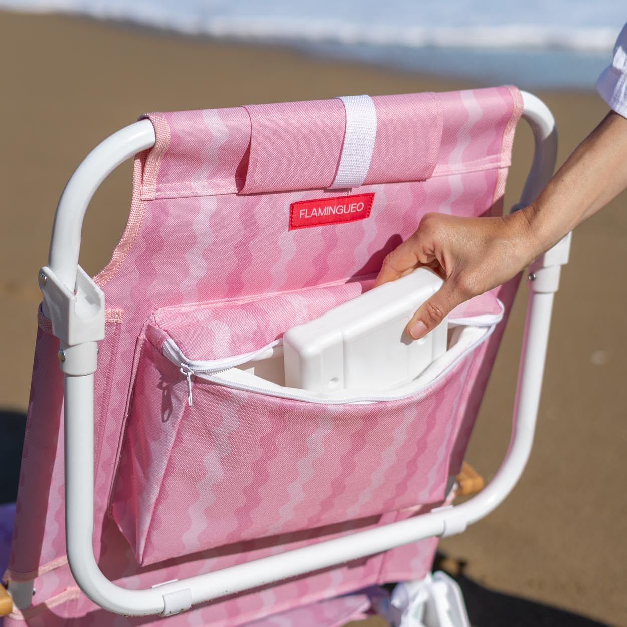 Flamingueo Silla Playa Plegable - Reclinable 5 Posiciones - Bolsillo Insulado Frío - Bolsillo para Móvil - Asas Mochila - Almohada Ergonómica - Aluminio y Poliéster - Rosa