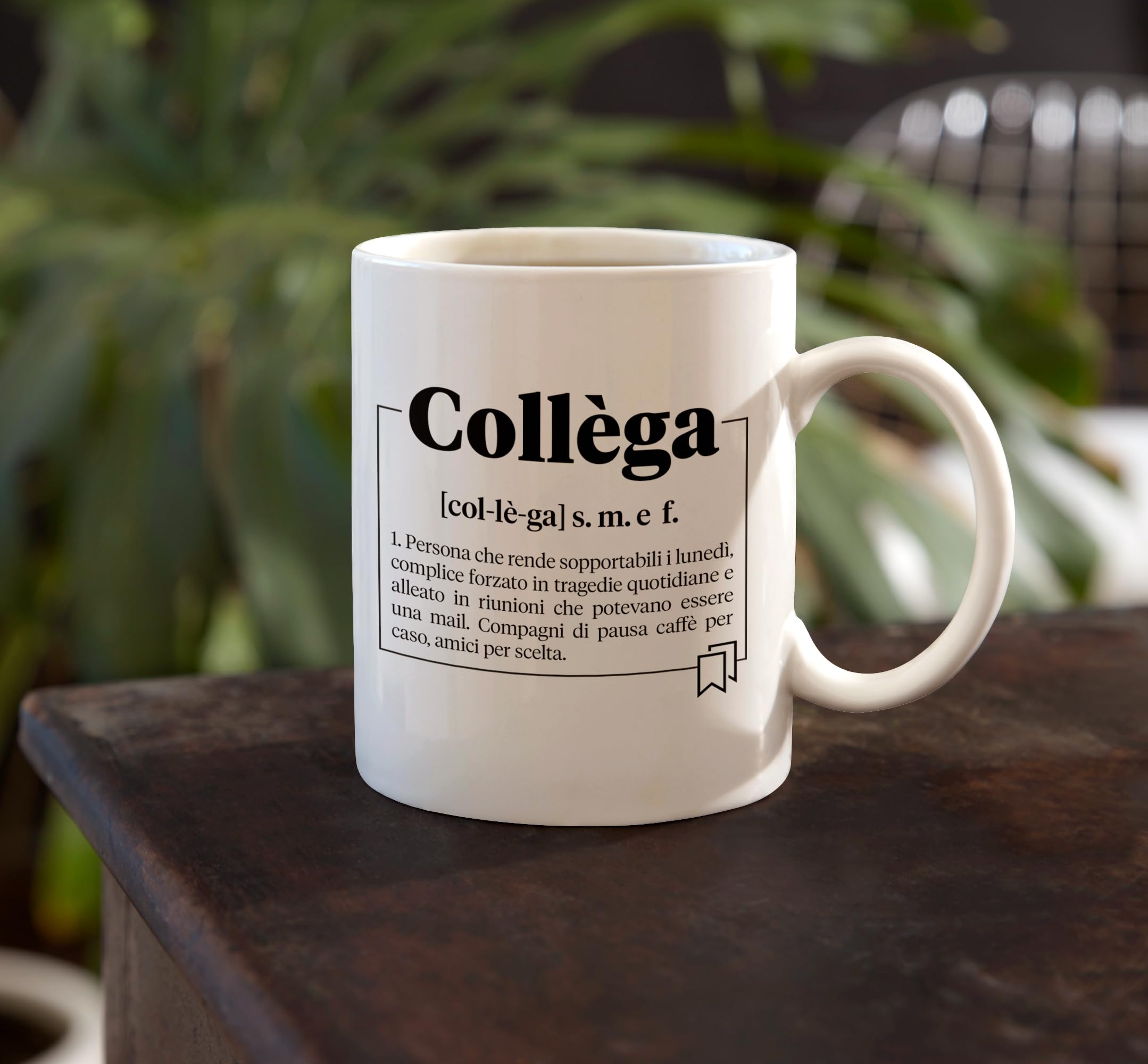 Tazza Collega - Secret Santa Ufficio - Gadget Simpatici per Colleghi - Tazze con Frasi Motivazionali Divertenti - Pensierini per Colleghe - Pensierino Natale Colleghi - Regalo Collega che Va Via