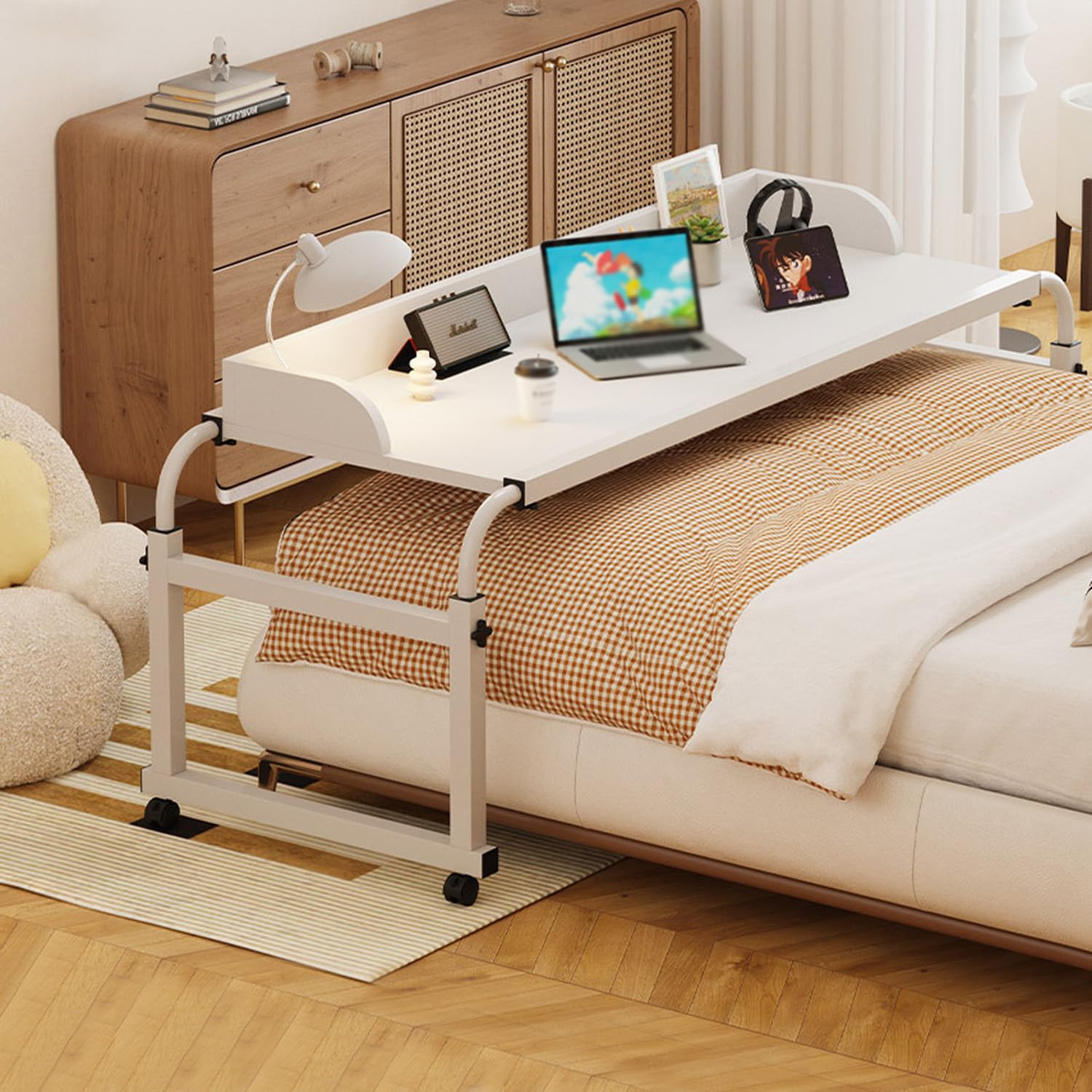 Mesas de Cama con Ruedas, mesas de Cama para Silla de Ruedas, portátil Grande, Bandeja de Desayuno Plegable, Escritorio de pie con Ruedas Ajustable con inclinación (Color: Blanco+)