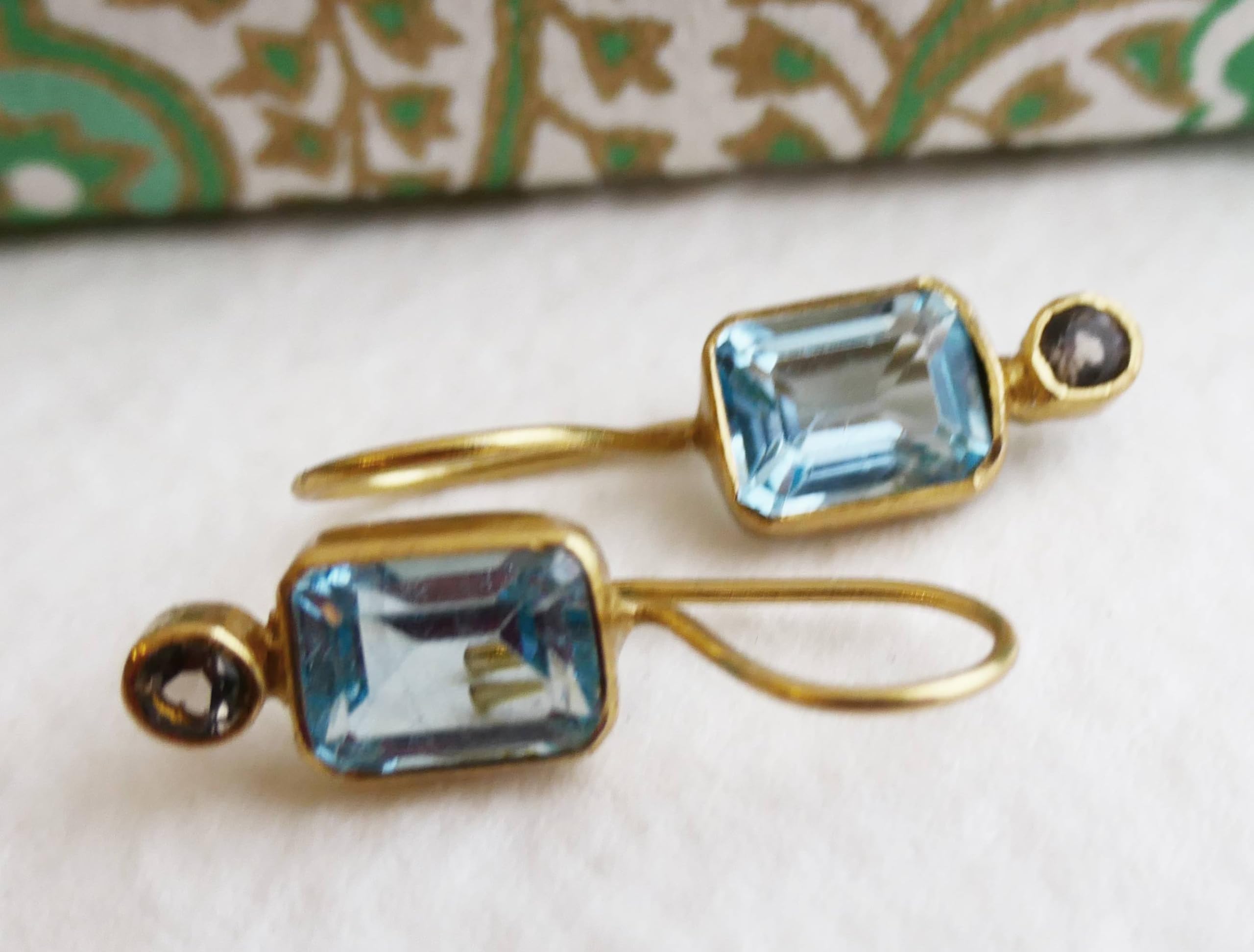 Orecchini Pendenti in Argento Sterling Placcato Oro con Topazio Azzurro Rettangolare e Quarzo Fumé - Design Geometrico e Pietre Naturali