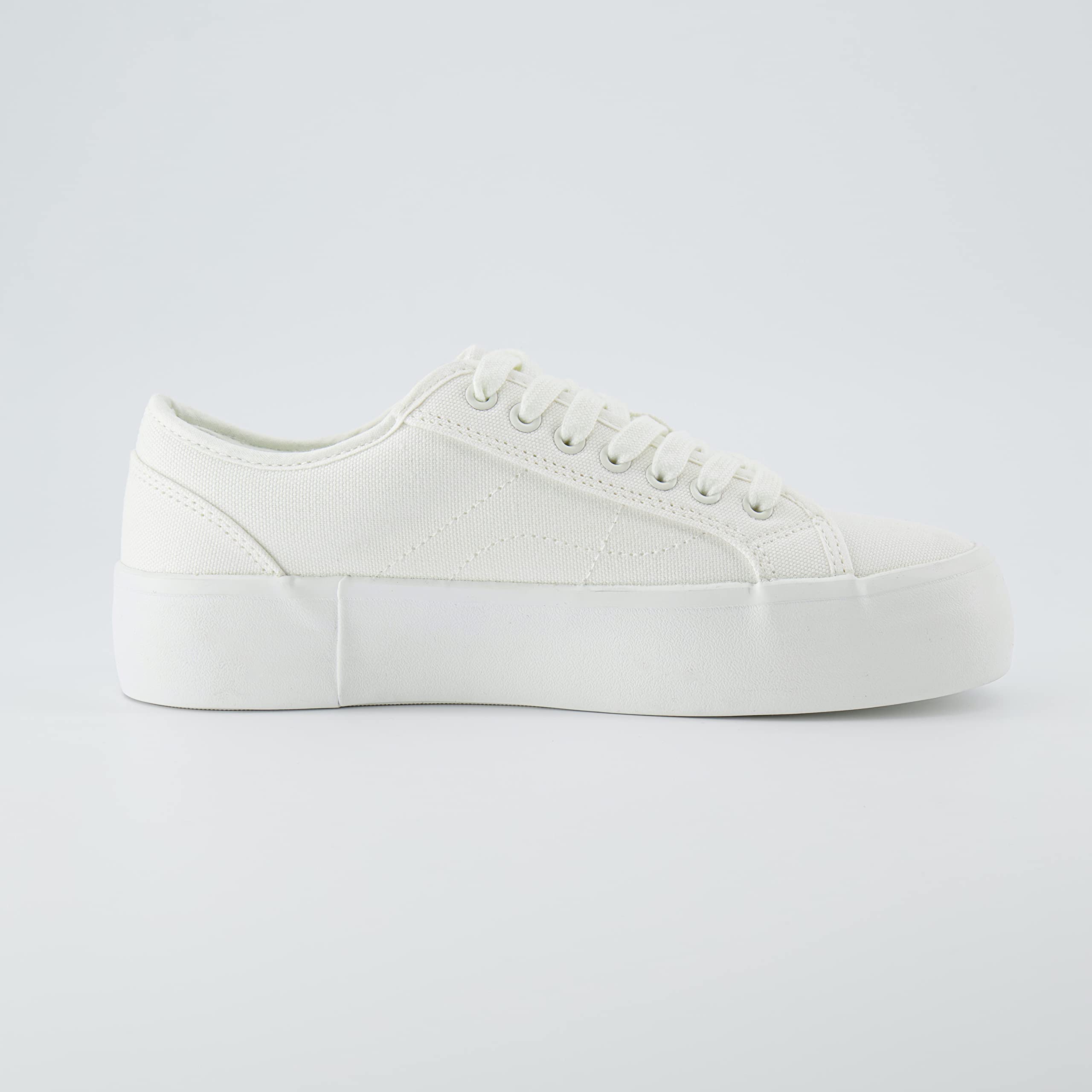 CUSHIONAIRE Zapatilla Deportiva de Lona con Parte Superior Baja y Espuma viscoelástica para Mujer, Lona Blanca 39 EU