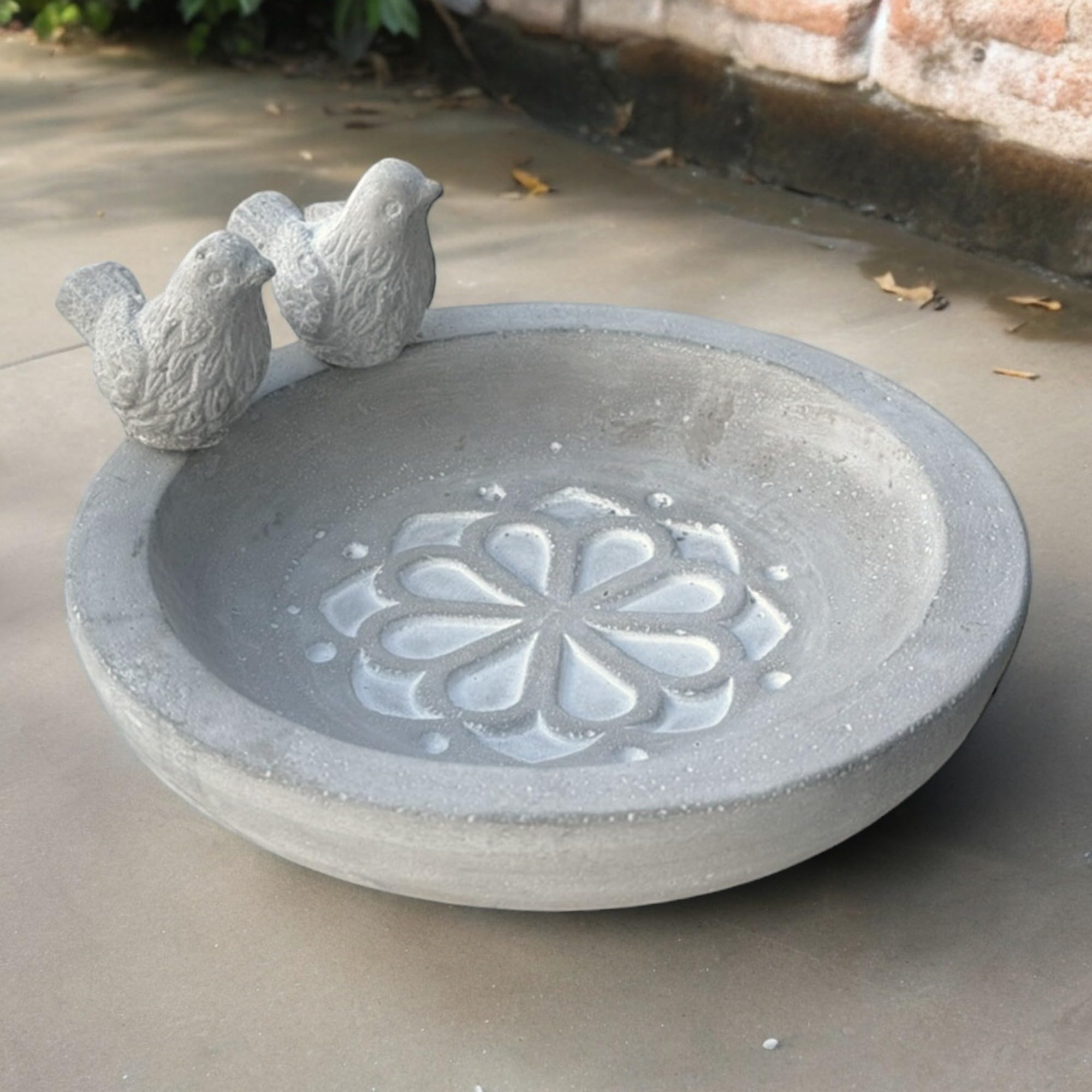 MIJOMA Bain d'oiseaux en ciment, décoration de jardin résistante au gel, pour oiseaux sauvages, bijou de jardin élégant (fleurs et oiseaux)