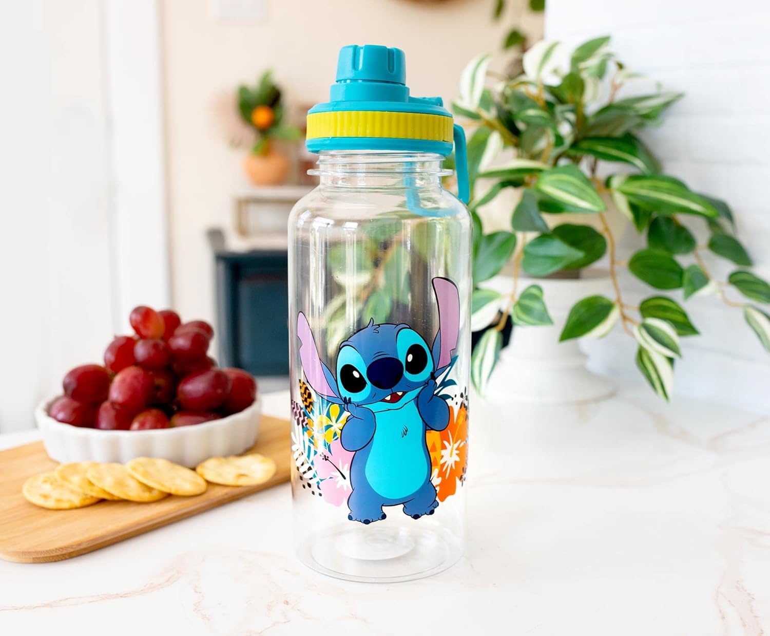 Silver Buffalo Lilo and Stitch - Botella de agua de plástico con diseño de flores tropicales con calcomanías You Stick Yourself, 32 onzas