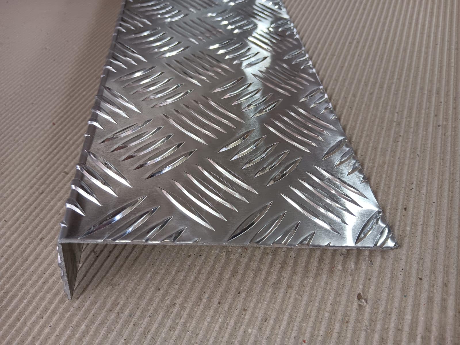 Profilo ANGOLARE in alluminio MANDORLATO IN ALLUMINIO PARASPIGOLI lati non uguali (150x30x1000mm)