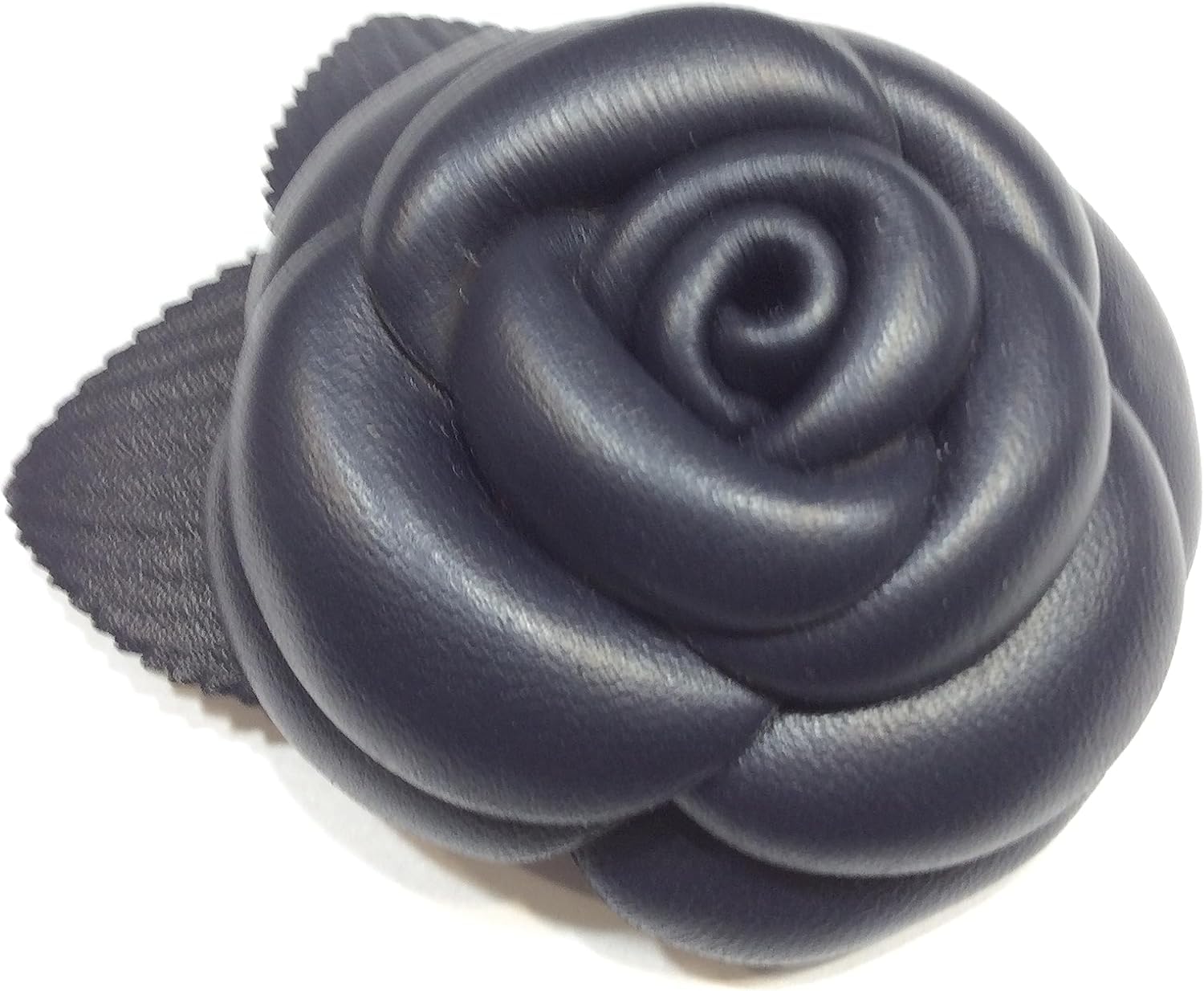 Broche Camelia hecho a mano de piel negra, accesorio floral artesanal