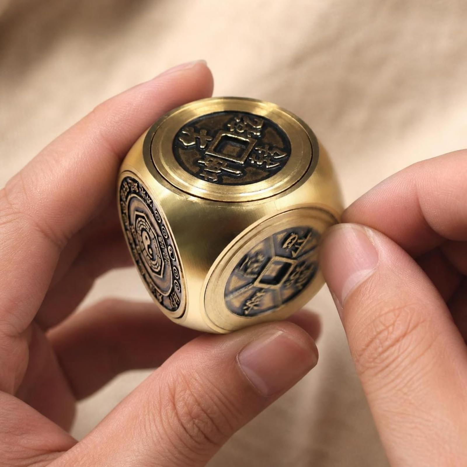 predolo Sechseckig Drehobjekt mit Relief | Traditionelle chinesische Motive, Fidget-Würfel aus Messing, Zappelwürfel mit Schaltern, für Büro