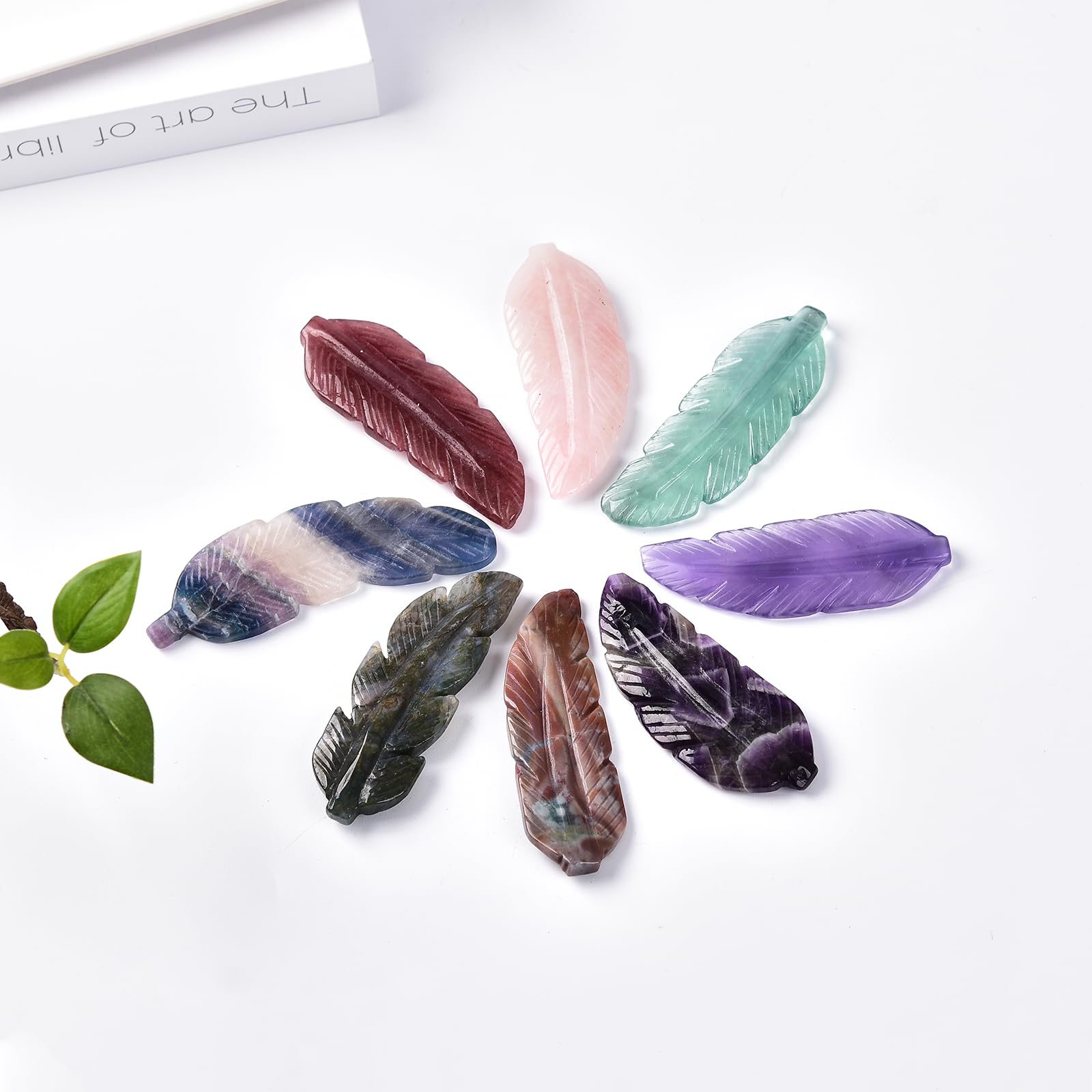 JIC Gem Lot de 2 cristaux de fluorite verts décoratifs sculptés à la main en forme de plume - Pierre précieuse de quartz vert - Décoration d'intérieur - Reiki - Équilibre énergétique