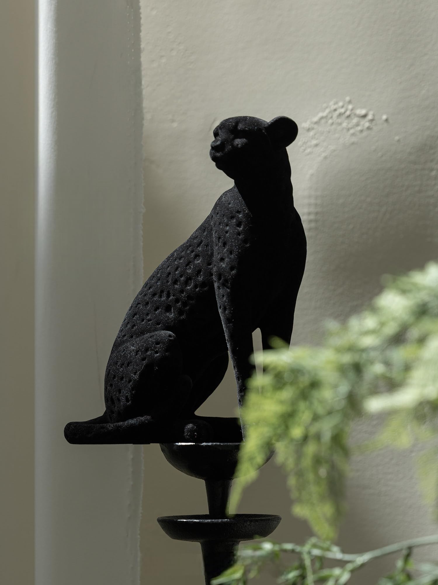 Statuetta di pantera nera di lusso, scultura animale moderna con finitura in velluto, elegante decorazione per la casa, statua di pantera contemporanea accento soggiorno