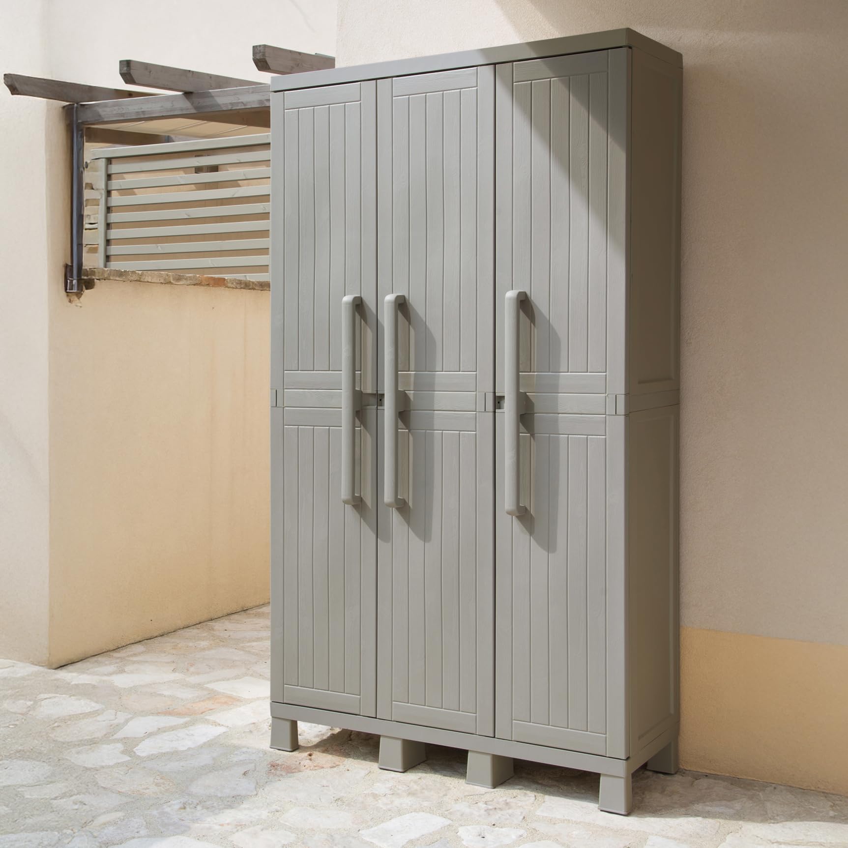 Toomax Armadio Wood Midi a 3 ante con 4 ripiani regolabili, 97x37x173h cm in plastica resistente effetto legno grigio tortora, con piedini e predisposizione per lucchetto, ideale per garage e cantine
