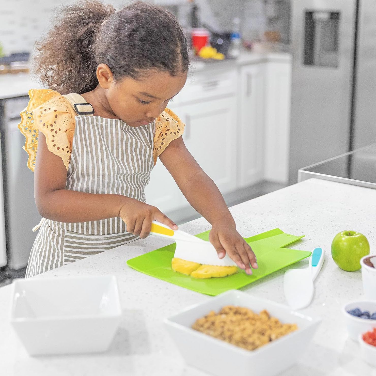 QincLing Set di 5 coltelli da cucina in plastica per bambini, in nylon, coltelli da cucina sicuri per bambini, per cuocere frutta, pane, torte, lattuga, insalata