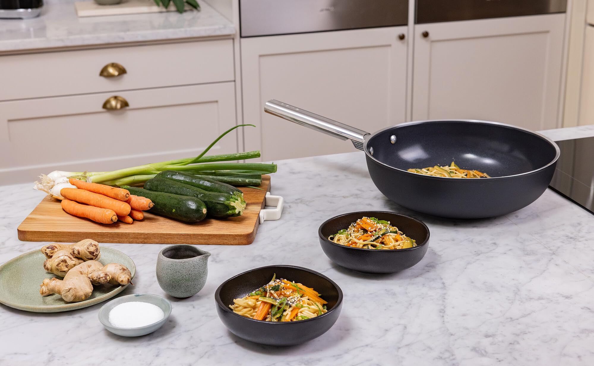 Smeg, Wok Antiaderente WOF3002CRM, Diametro 30 cm, Rivestimento Ceramico senza PFAS, Manico Ergonomico in Acciaio Inox, per Tutti i Piani Cottura, fino a 250° in Forno, Capacità 6,6 L, Panna Opaco