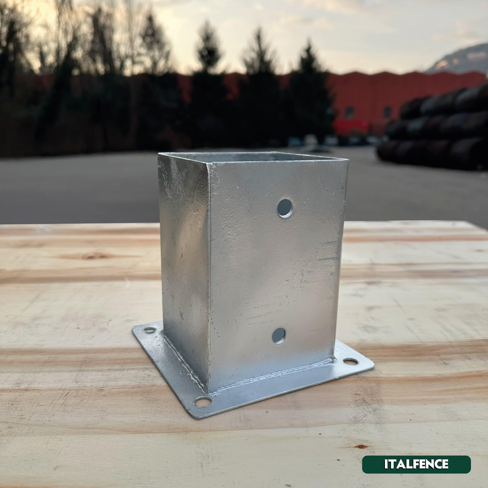 Soporte atornillable para poste de madera cuadrado [121x121mm, 10 piezas]