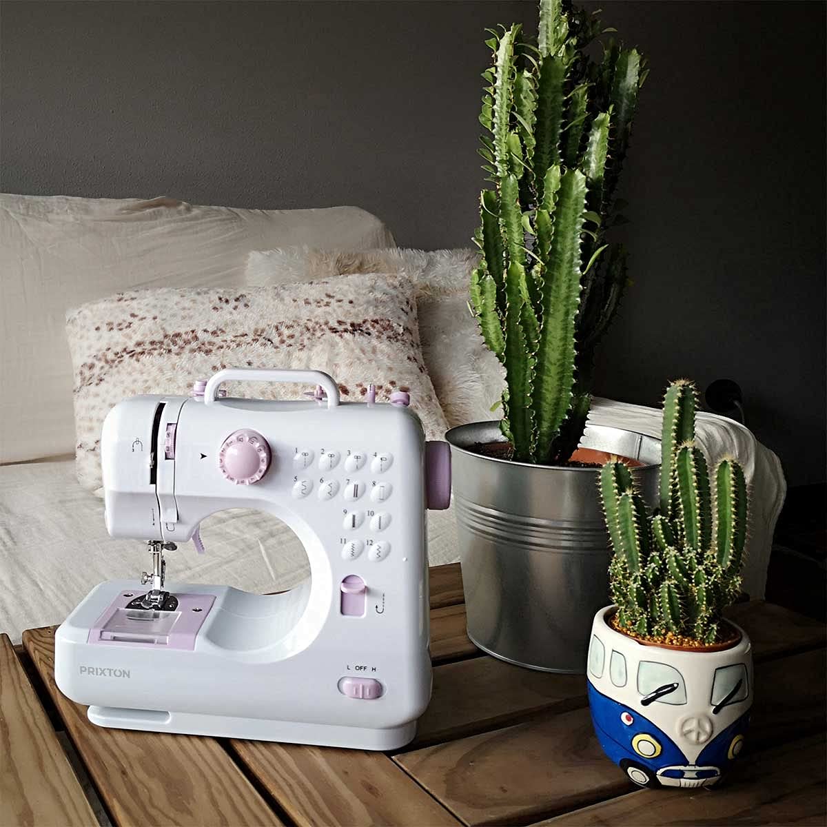 PRIXTON Mini Máquina de Coser Portátil P110 con Cajón para Accesorios, Lámpara y Pedal, 12 Tipos de Puntadas Diferentes, Dimensiones 26x25x11.5 cm, Rosa