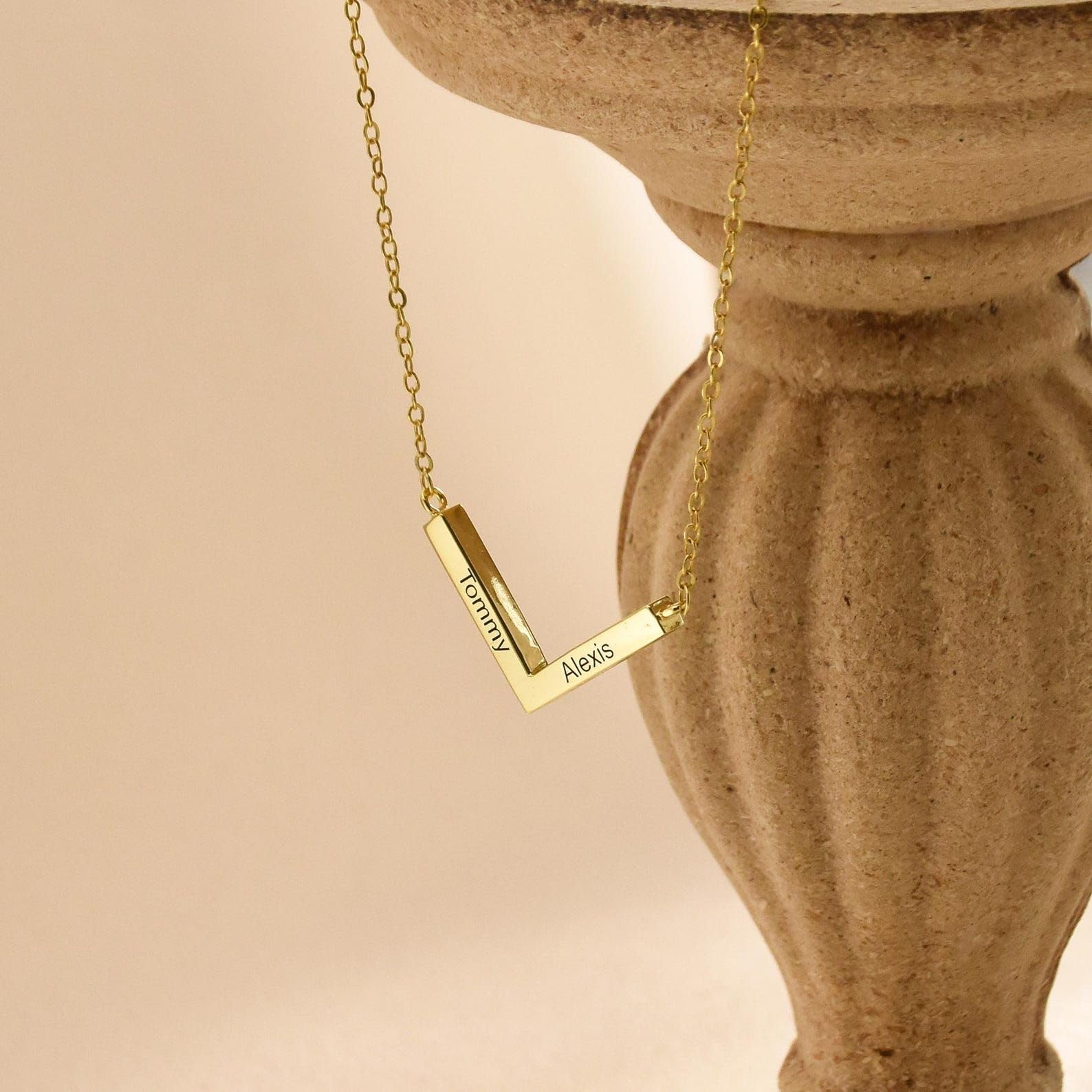 V forma collana con nome, su misura Chevron inciso coppia famiglia per lei