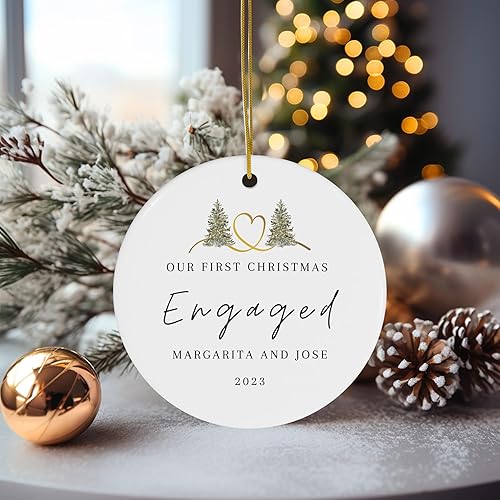 Miniatura 4 de Nuestro primer adorno navideño de compromiso 2023 decoraciones recién comprometidas ornamento para parejas para guardar la fecha