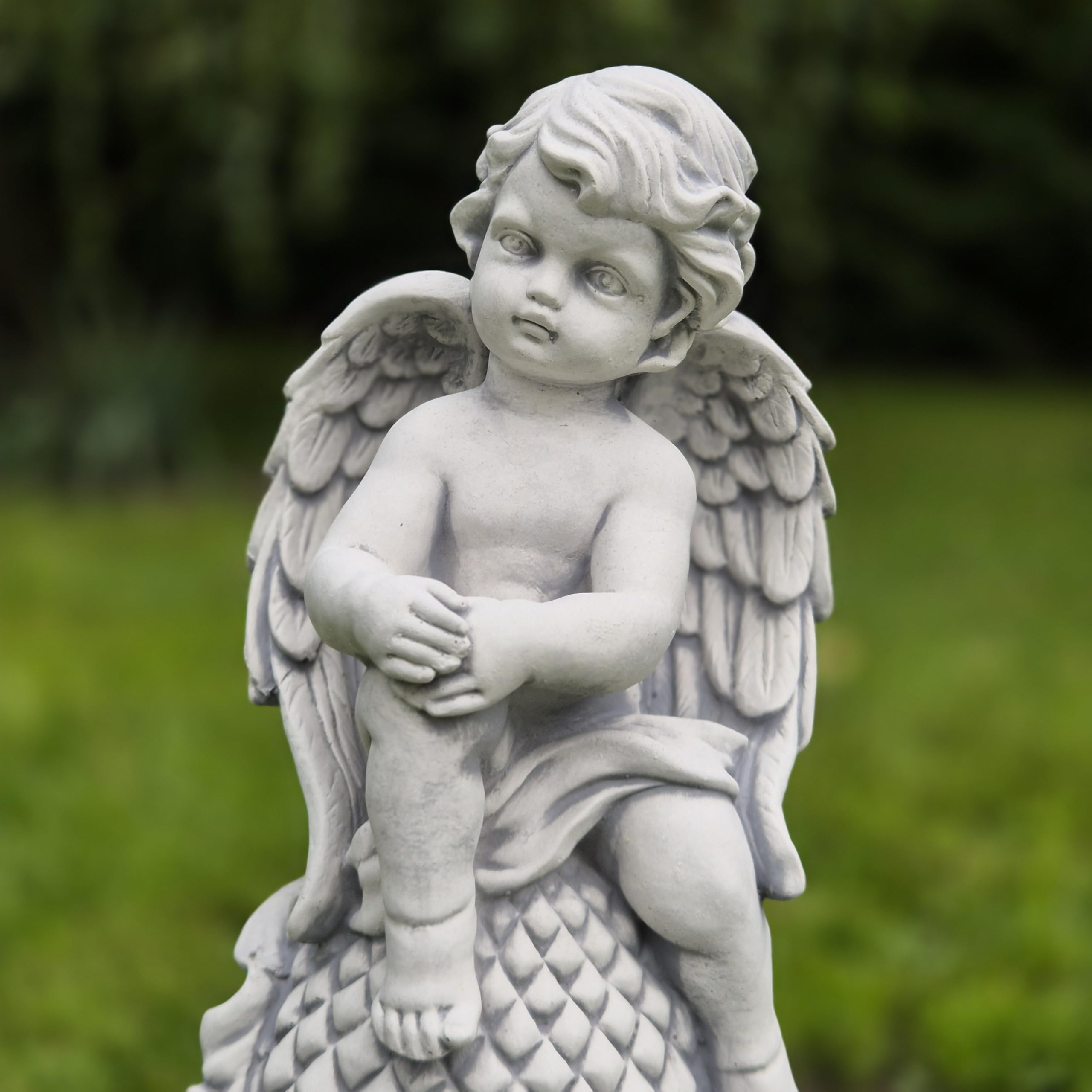 Figurka anioła na kulce – 38 cm, 7 kg – ręcznie malowana w kolorze szarym – z odlewu kamiennego, odporna na warunki atmosferyczne i mróz – dekoracja ogrodowa, anioł, figurka anioła na zewnątrz