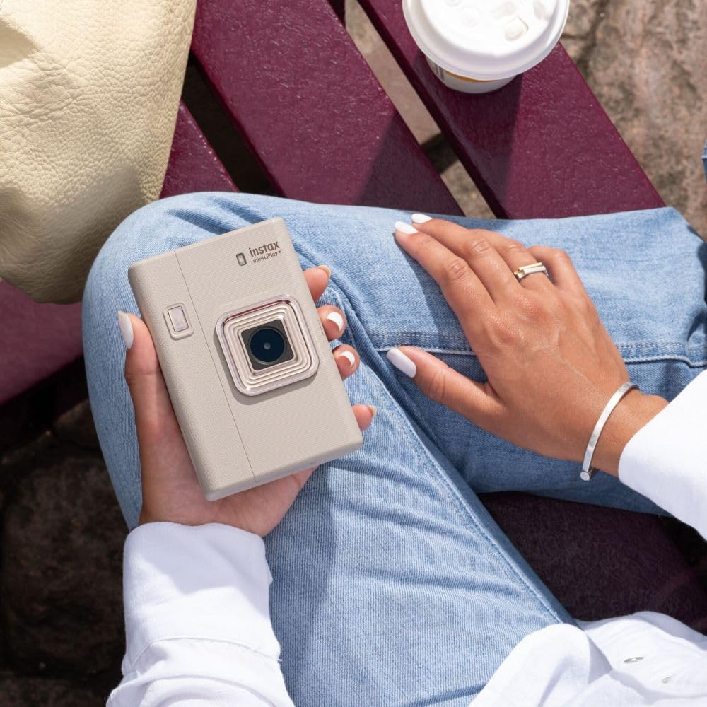 Fujifilm INSTAX mini LiPlay+ Sand Beige - Fotocamera Istantanea Ibrida, Stampante per Smartphone, Obiettivo Frontale per Selfie, Mini Registratore Audio, Dimensioni Stampa 86 mm x 54 mm