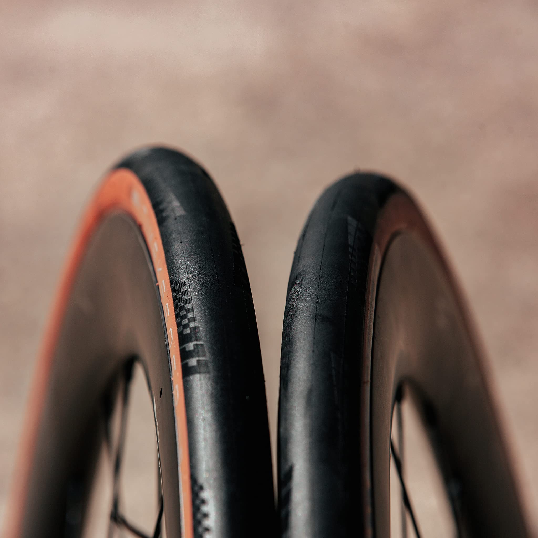 700x28C タンサイド チューブレスタイヤ2本セット アメリカン