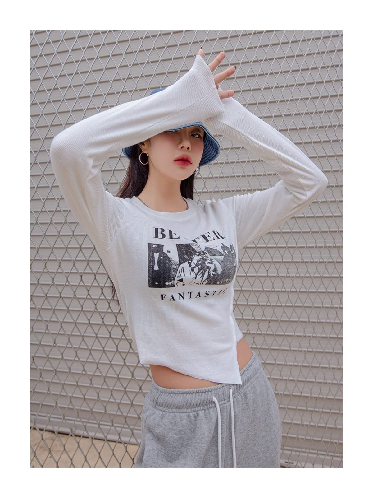 T-shirt graphique asymétrique pour femmes : coupe ample et design original