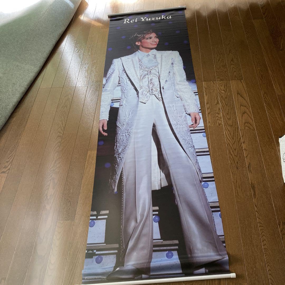 Amazon.co.jp: 宝塚 花組 柚香光 等身大タペストリー : おもちゃ 