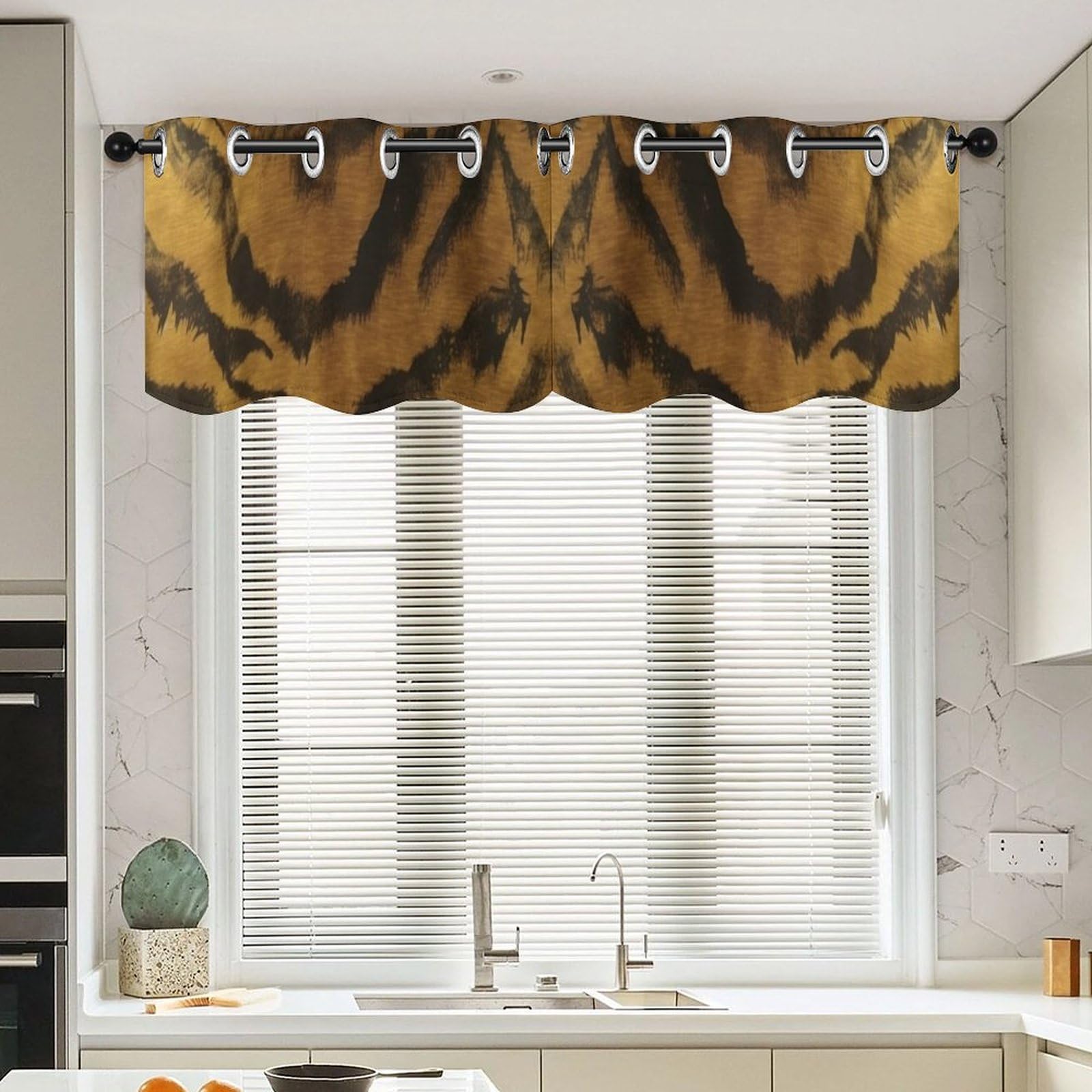 Cantonnière style chinoiserie jaune pour habiller les petites fenêtres sombres de cuisine